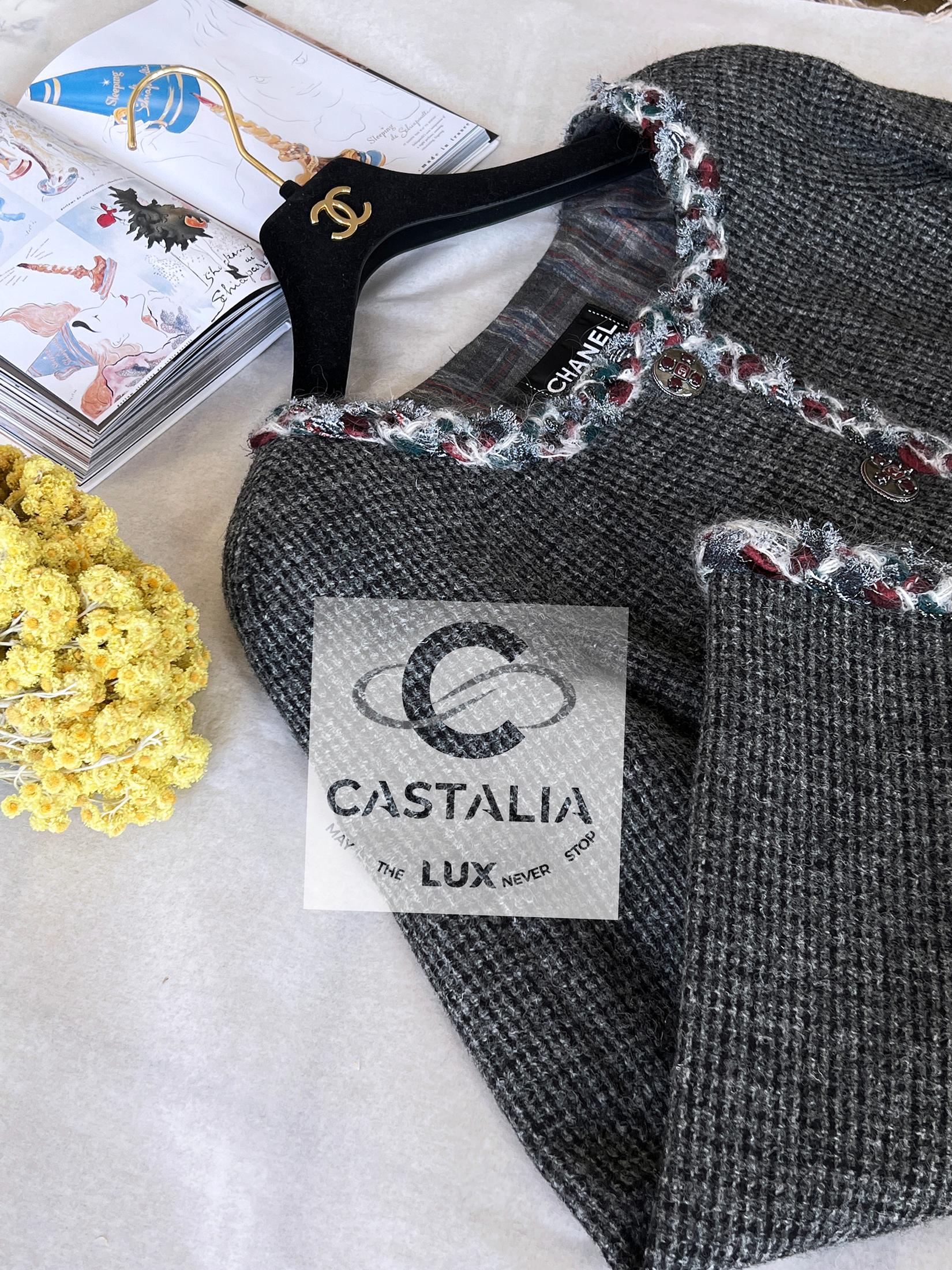 Chanel París / Edimburgo Nueva CC Gripoix Botones Chaqueta de tweed gris en venta 11