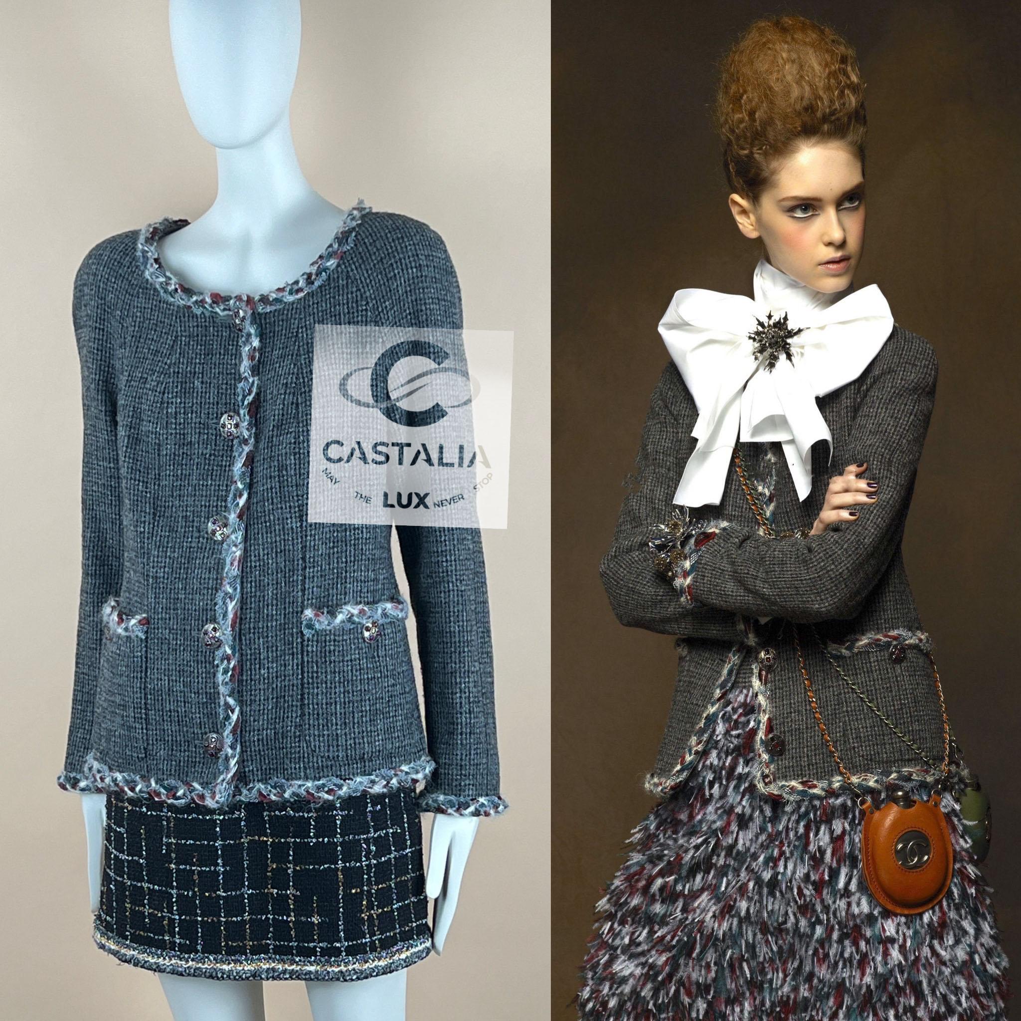 Chanel París / Edimburgo Nueva CC Gripoix Botones Chaqueta de tweed gris en Nuevo estado para la venta en Dubai, AE