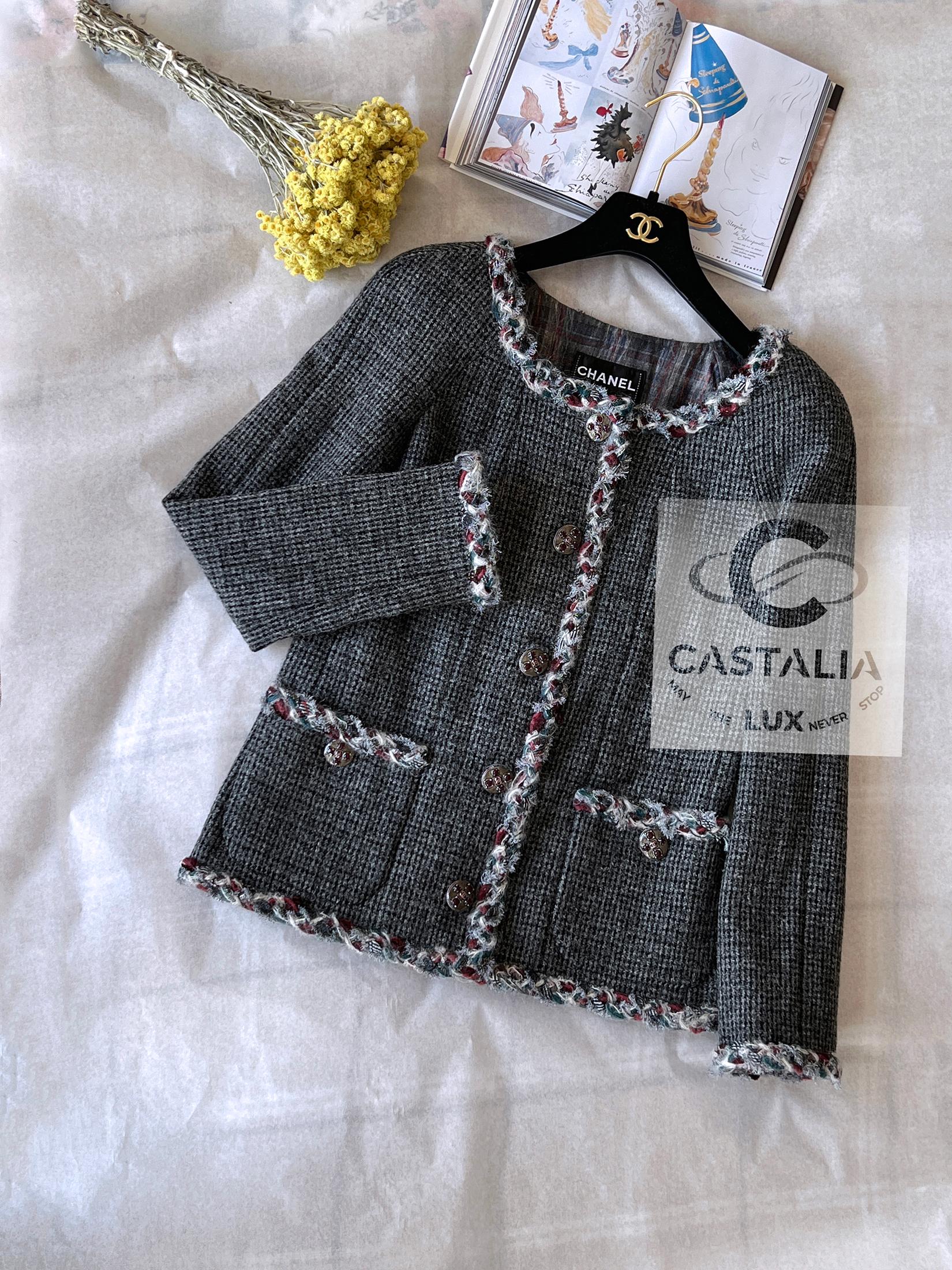 Femenino o masculino Chanel París / Edimburgo Nueva CC Gripoix Botones Chaqueta de tweed gris en venta
