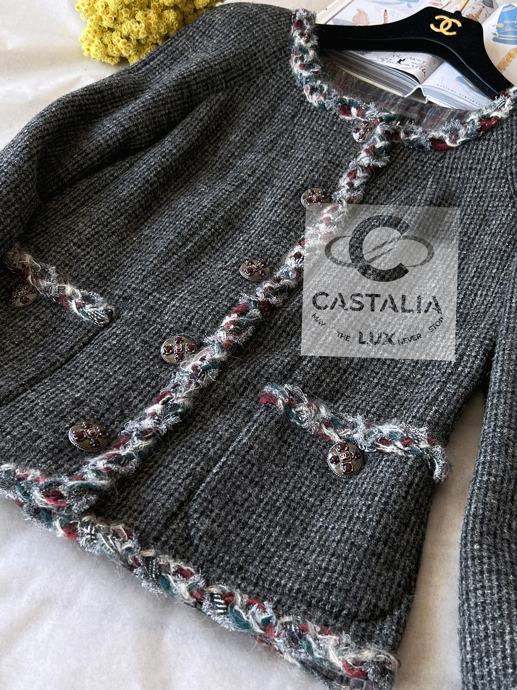 Chanel París / Edimburgo Nueva CC Gripoix Botones Chaqueta de tweed gris en venta 1