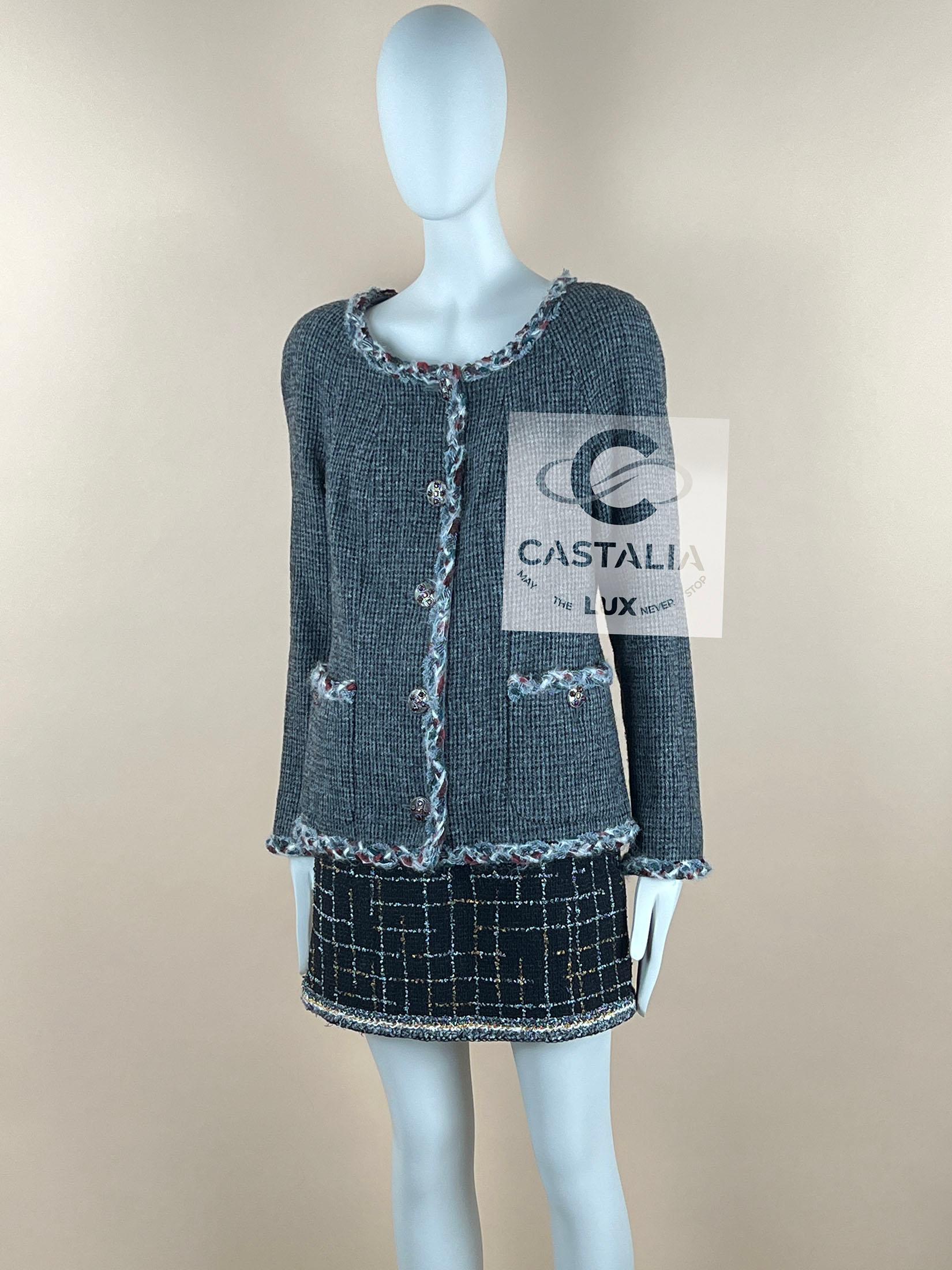 Chanel París / Edimburgo Nueva CC Gripoix Botones Chaqueta de tweed gris en venta 3