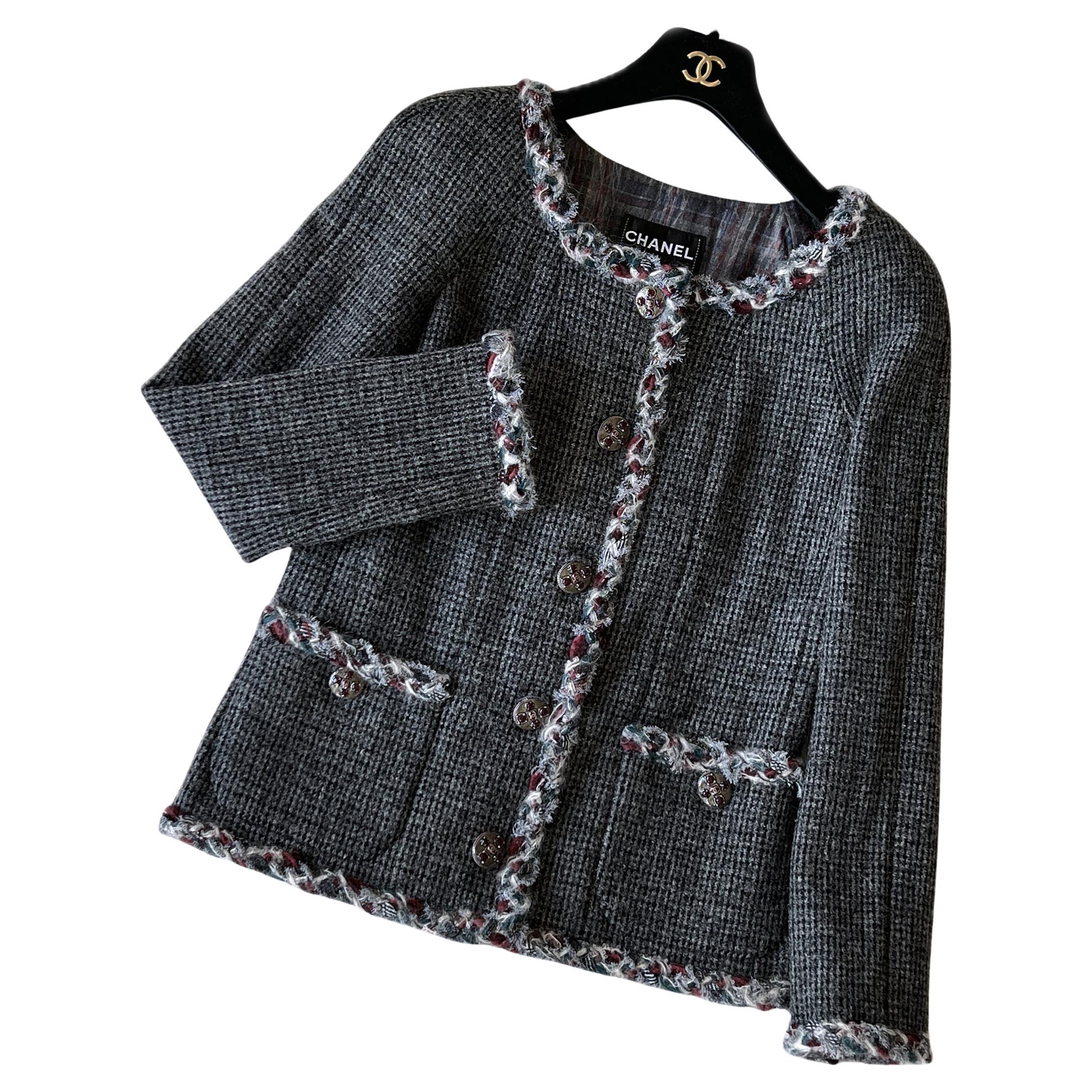 Chanel Paris / Edinburgh New CC Giacca con bottoni Gripoix in tweed grigio