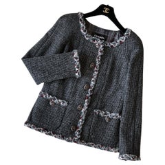 Chanel Paris / Edinburgh New CC Giacca con bottoni Gripoix in tweed grigio