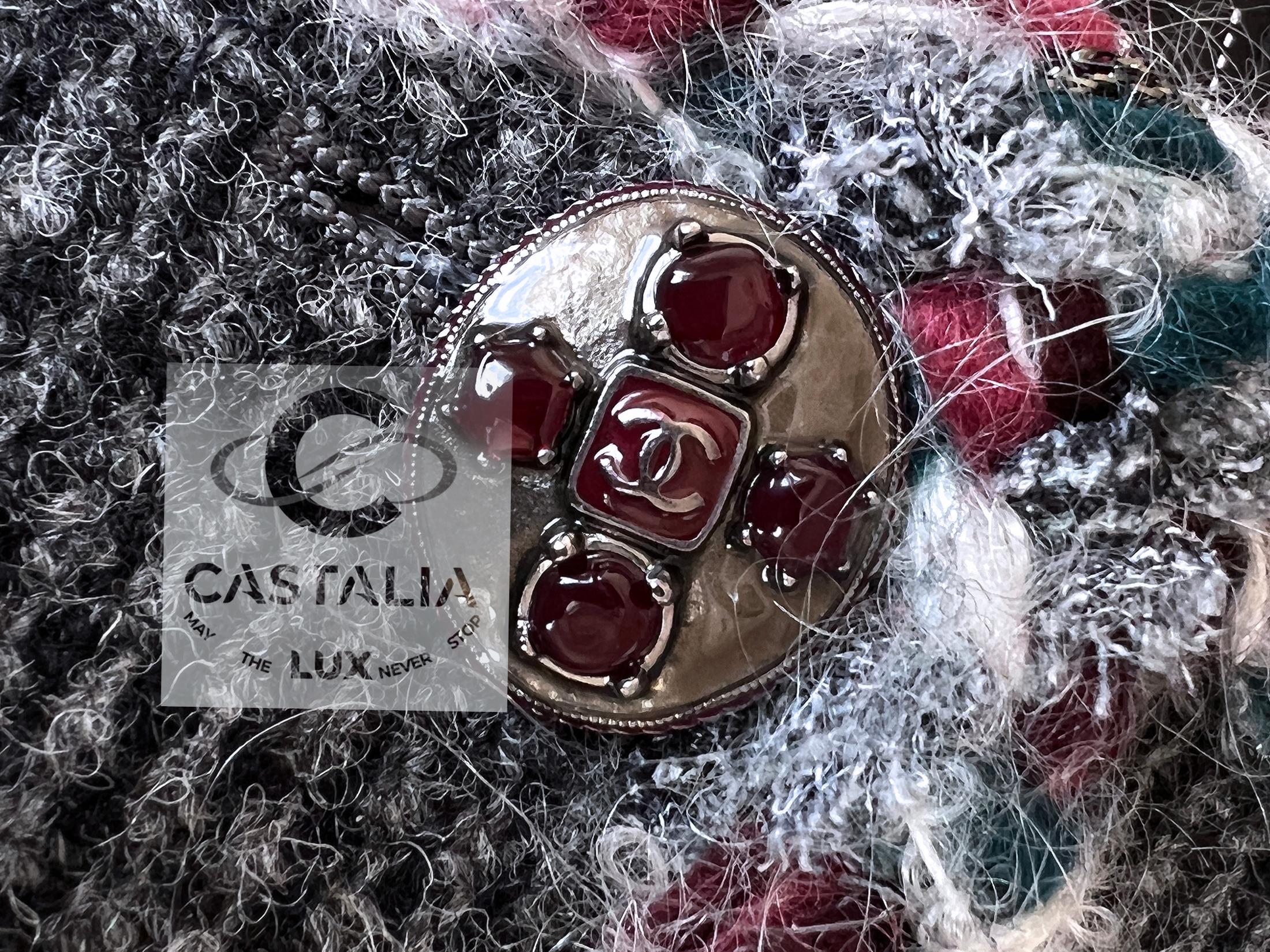 Chanel Paris / Edinburgh New CC Gripoix Buttons Tweed Jacket 40 FR in vendita 5