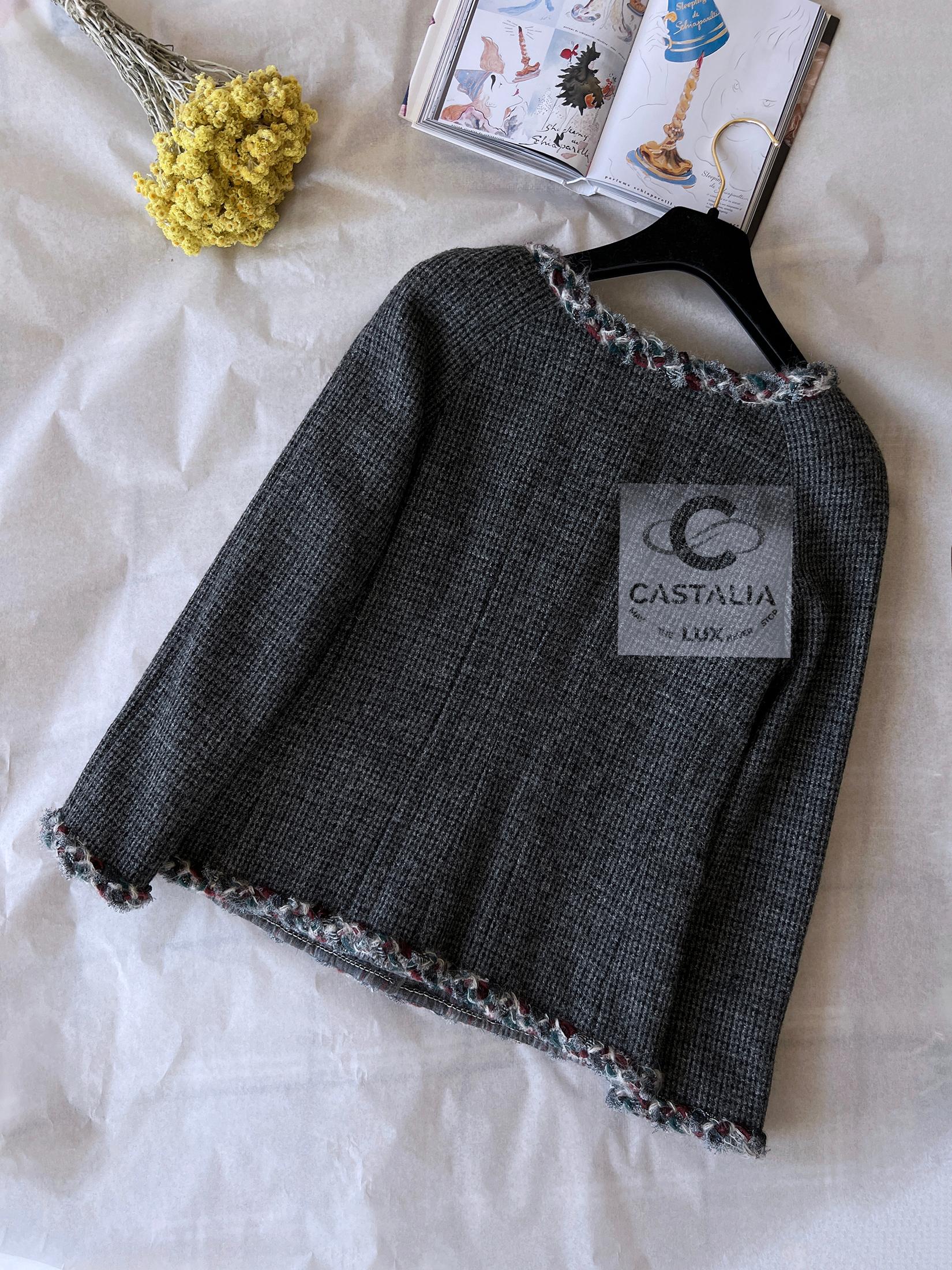 Chanel Paris / Edinburgh New CC Gripoix Buttons Tweed Jacket 40 FR in vendita 11