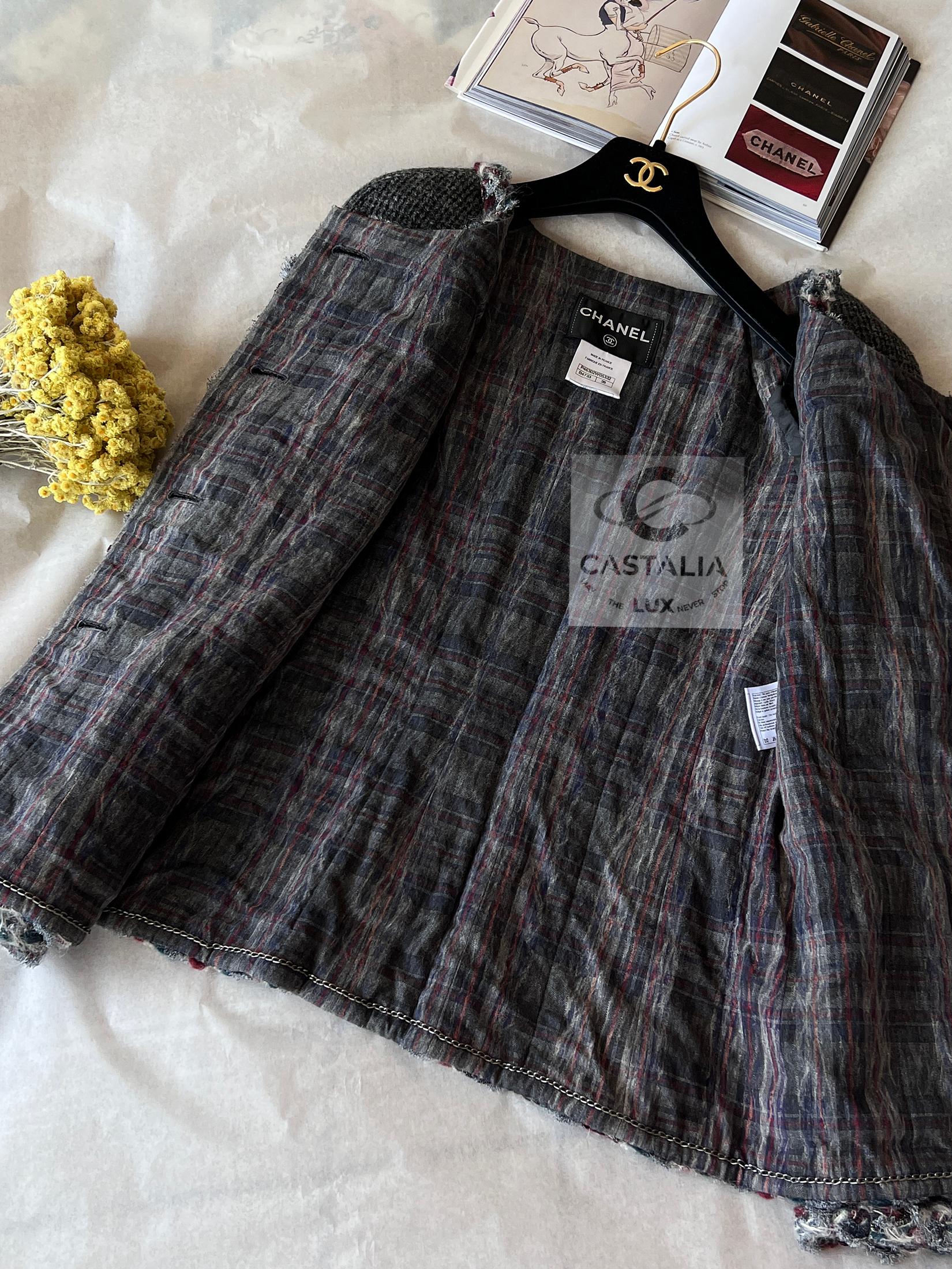 Chanel Paris / Edinburgh New CC Gripoix Buttons Tweed Jacket 40 FR in vendita 12