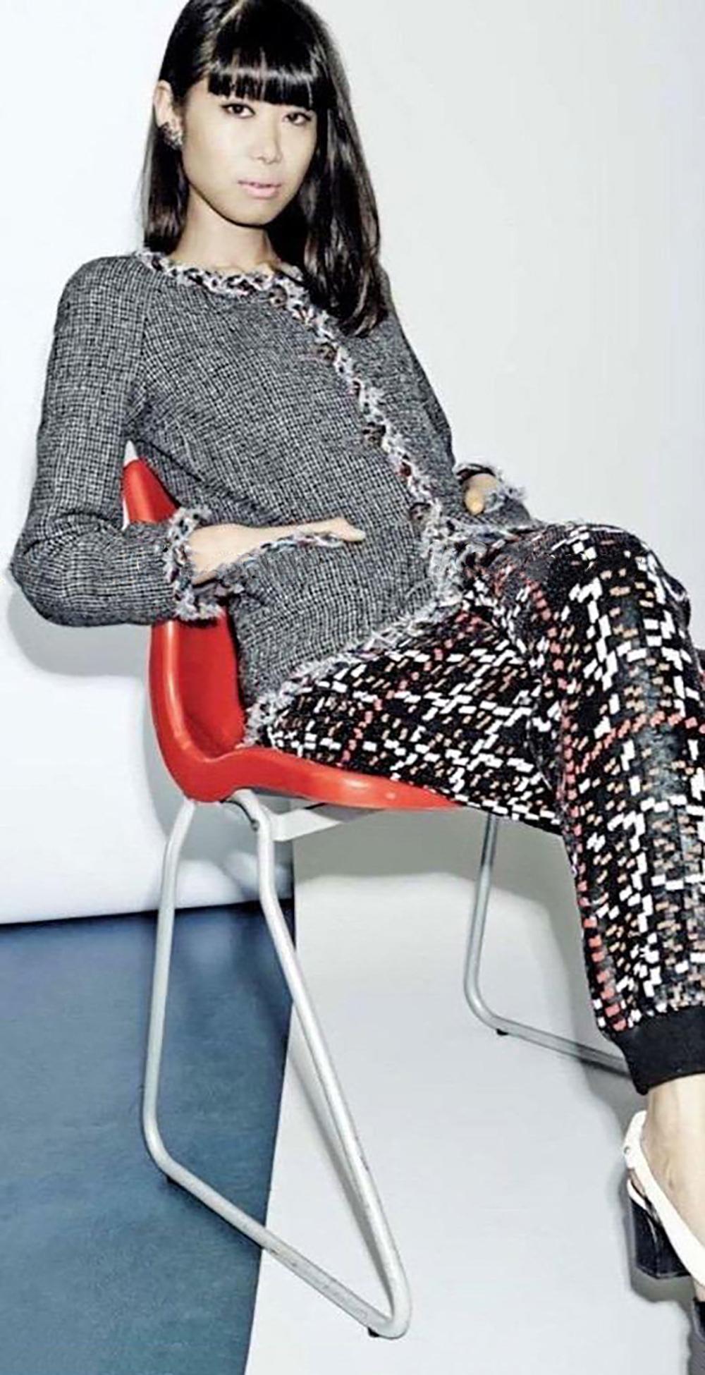 Chanel Paris / Edinburgh New CC Gripoix Buttons Tweed Jacket 40 FR In condizioni Nuovo in vendita a Dubai, AE