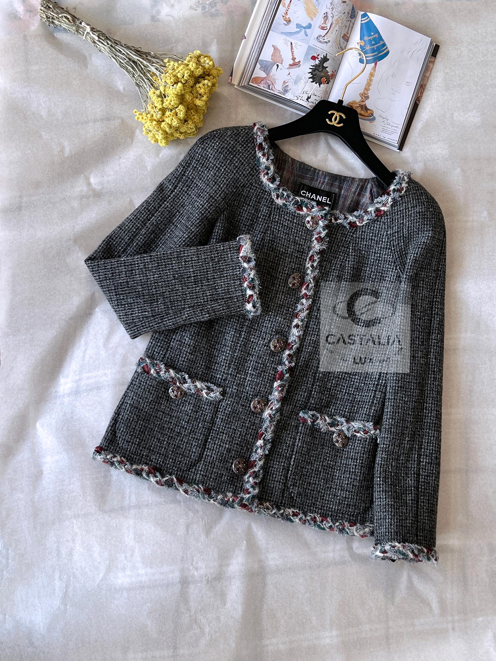 Chanel Paris / Edinburgh New CC Gripoix Buttons Tweed Jacket 40 FR in vendita 2