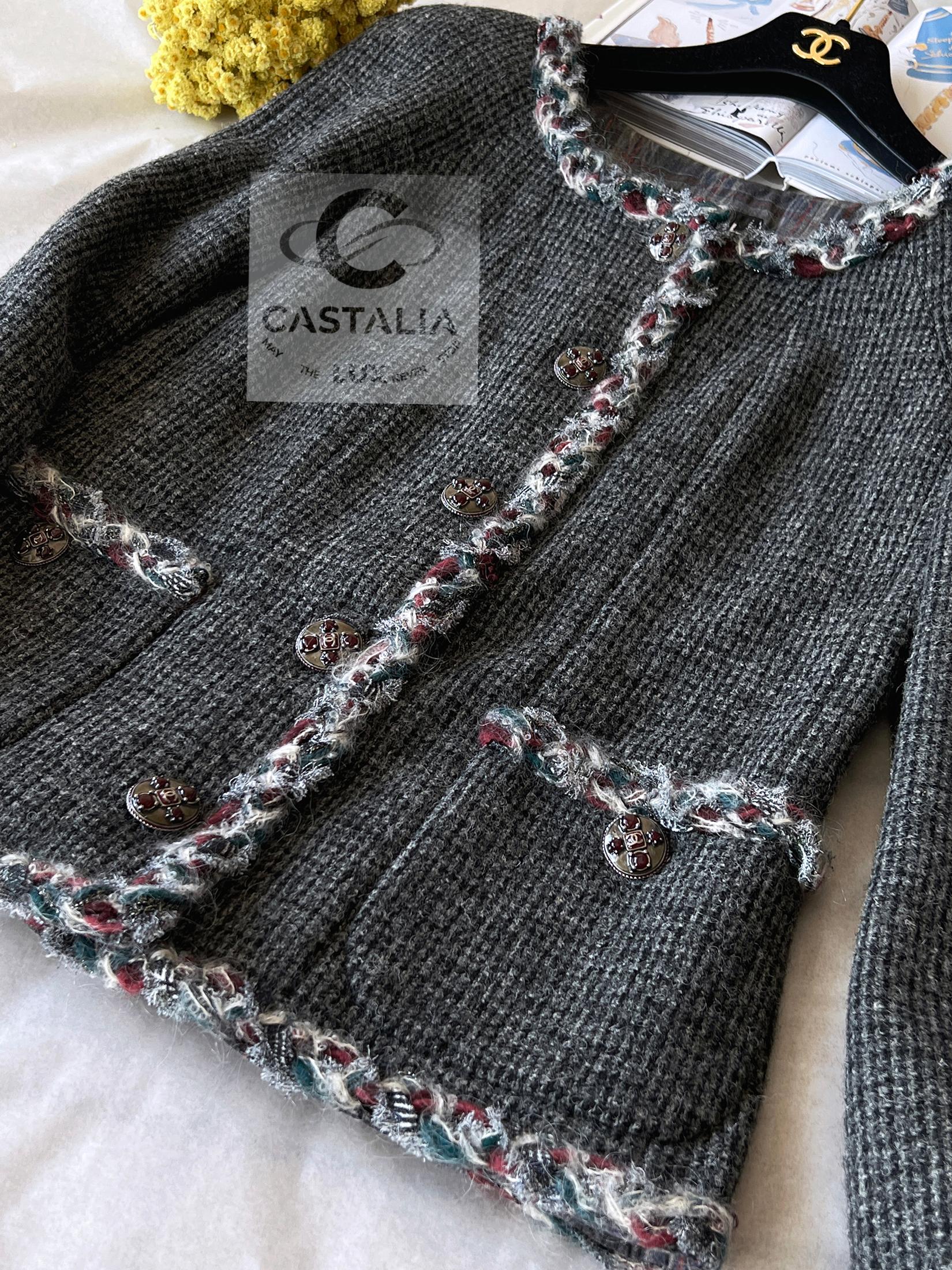 Chanel Paris / Edinburgh New CC Gripoix Buttons Tweed Jacket 40 FR in vendita 3