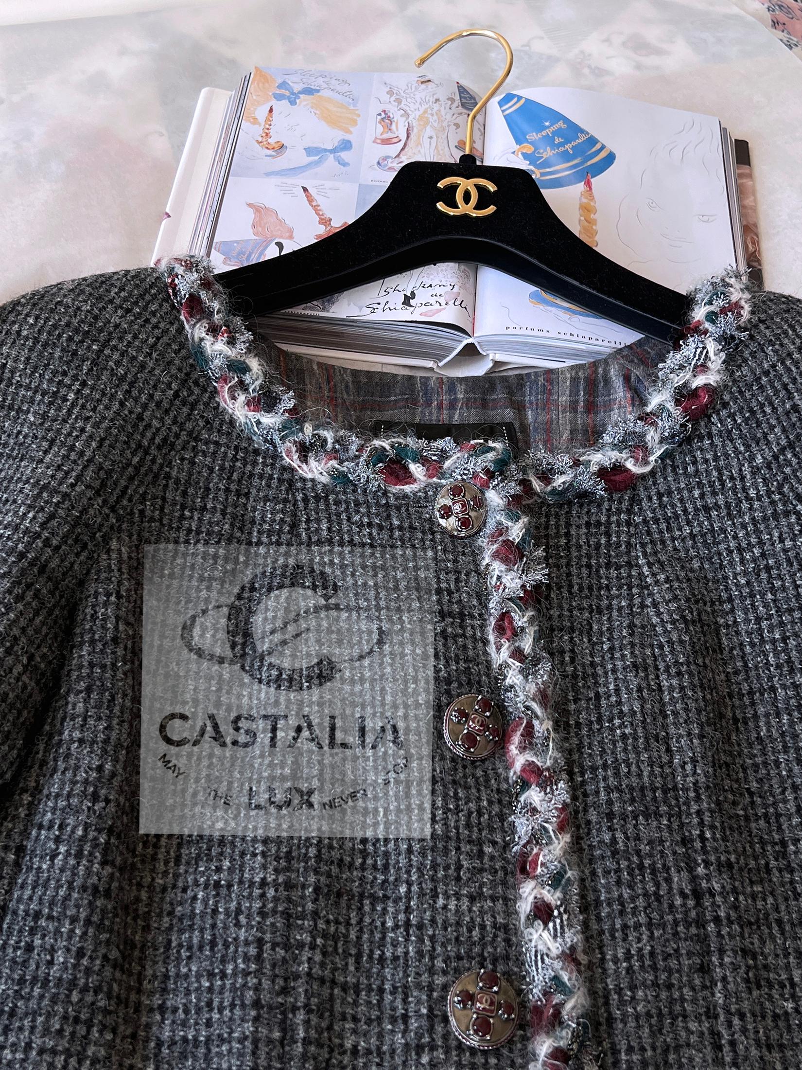 Chanel Paris / Edinburgh New CC Gripoix Buttons Tweed Jacket 40 FR in vendita 4