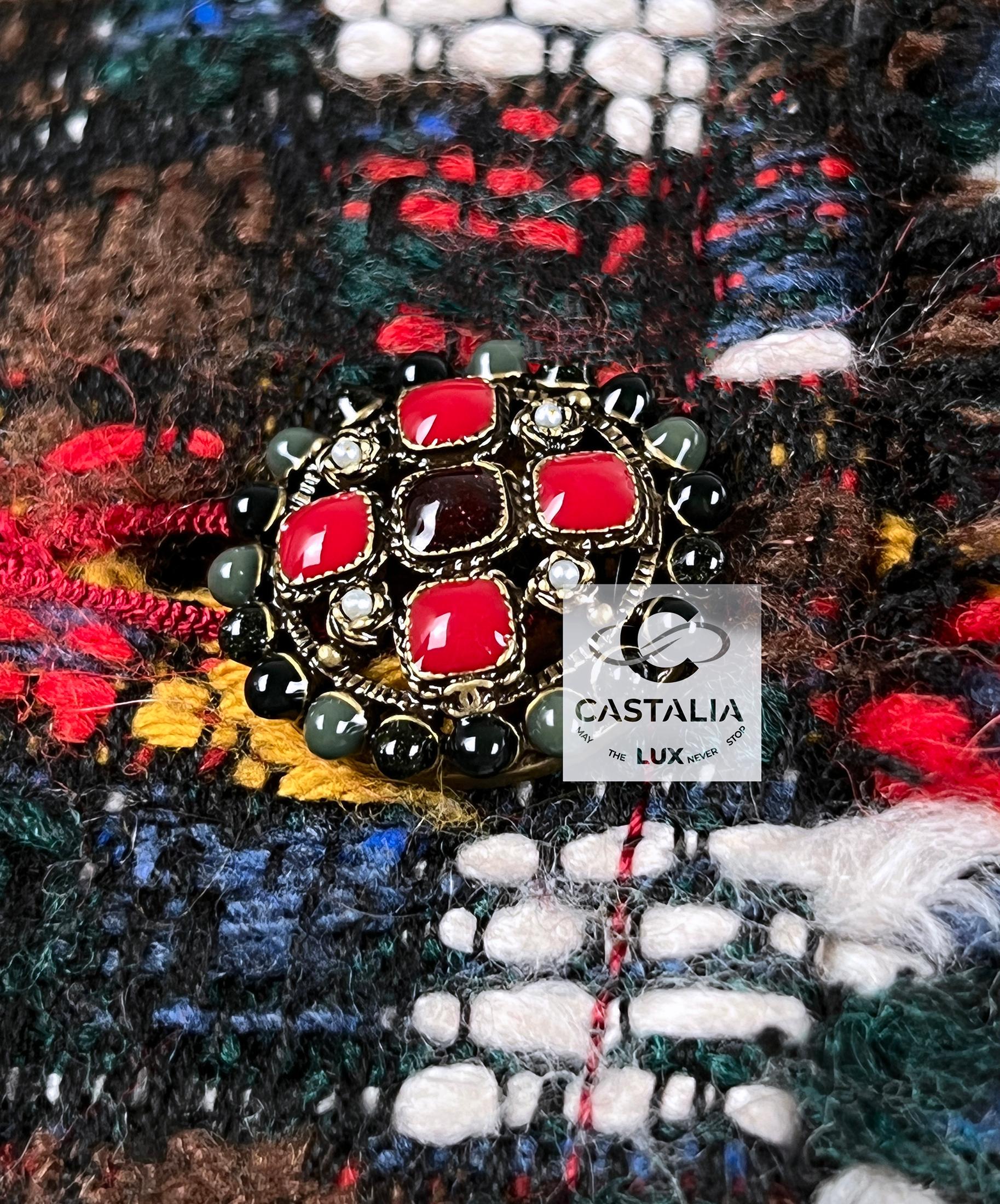 Chanel Paris / Edinburgh Relic Tweed Coat with CC Gripoix Buttons 42 FR For Sale 7