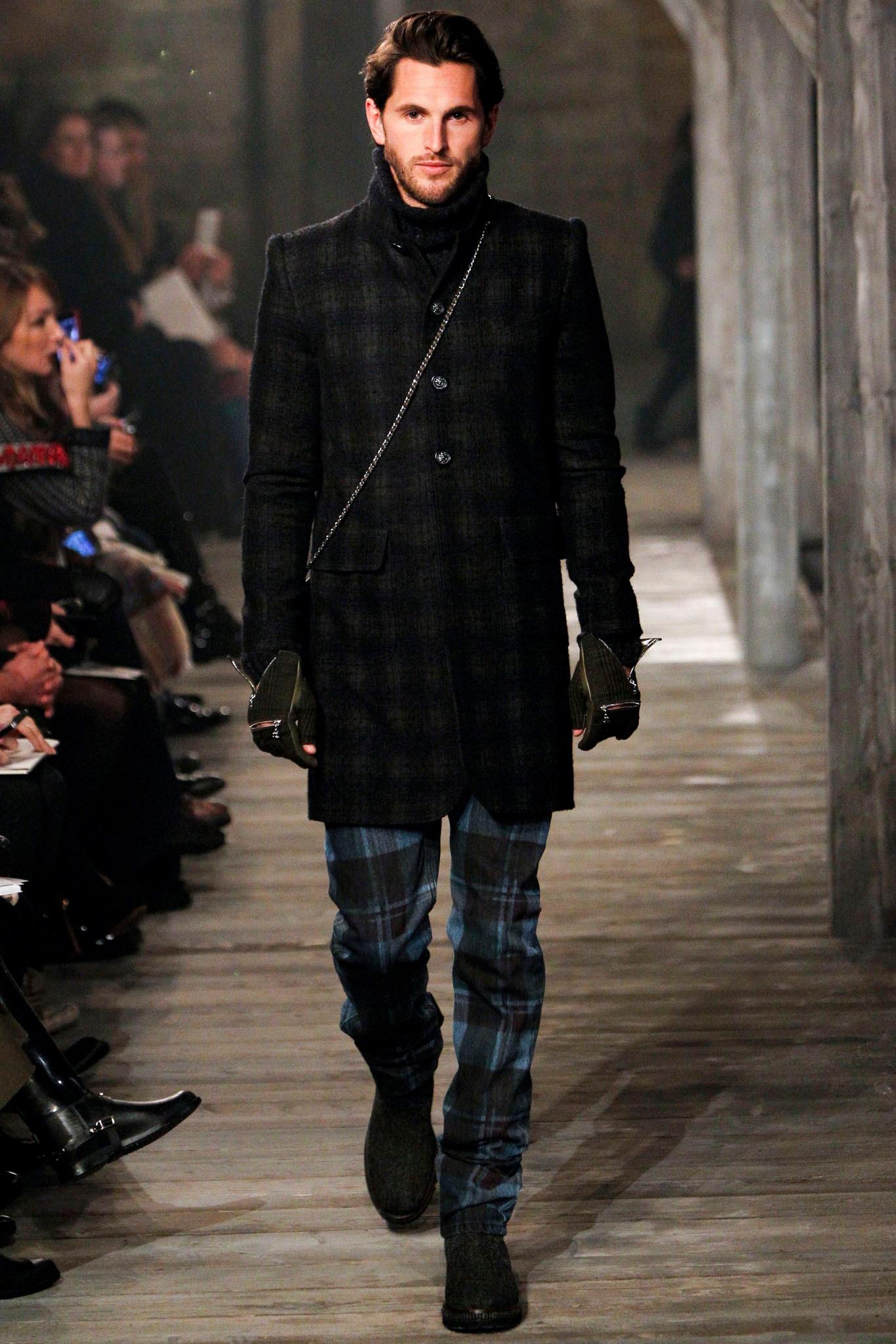 Women's or Men's CHANEL Paris / Edinburgh Runway Navy Tartan Coat 36 FR For Sale