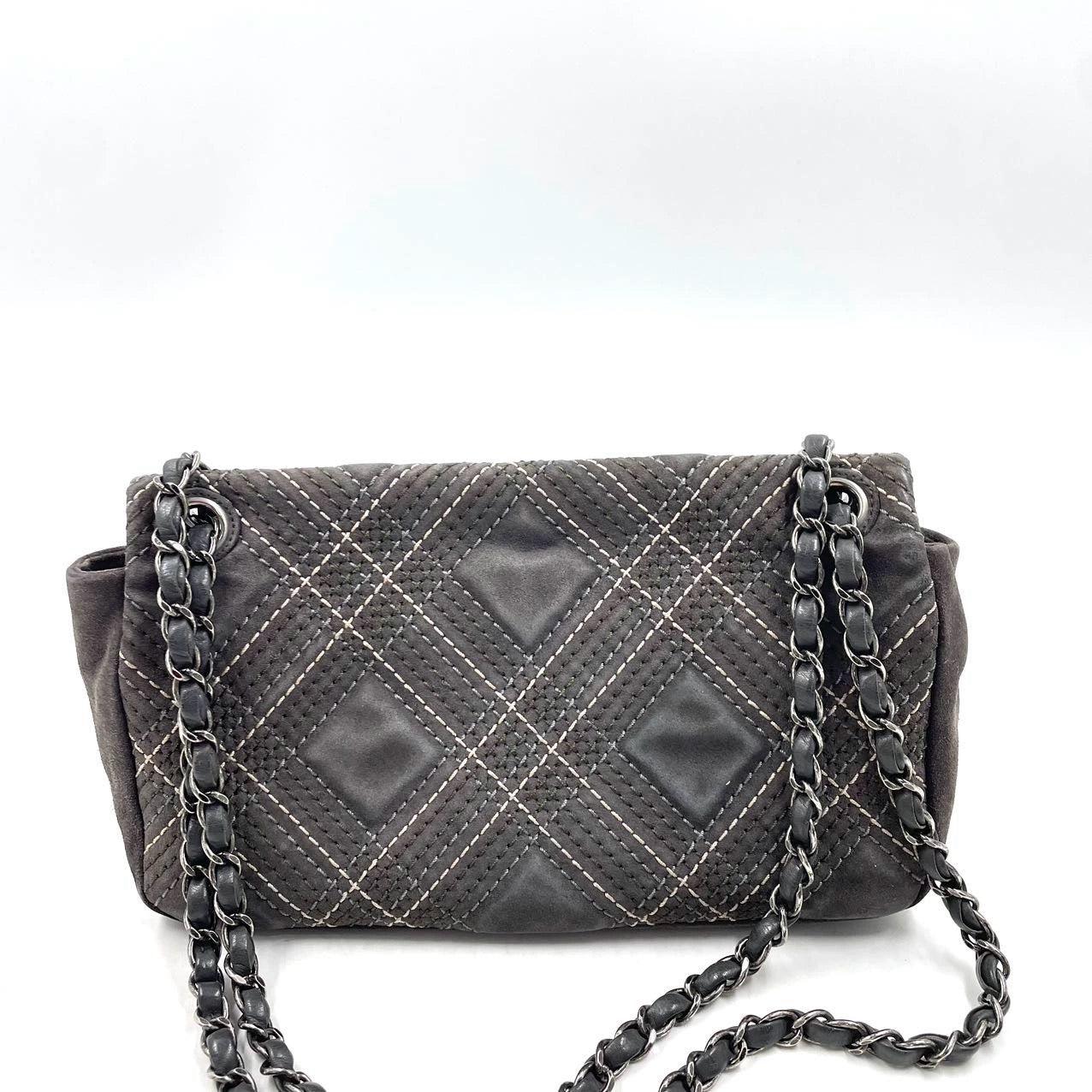 Nero Chanel Paris-Edinburgh Saltire 2013 Seude Stitch Single Flap Medium in Grigio in vendita