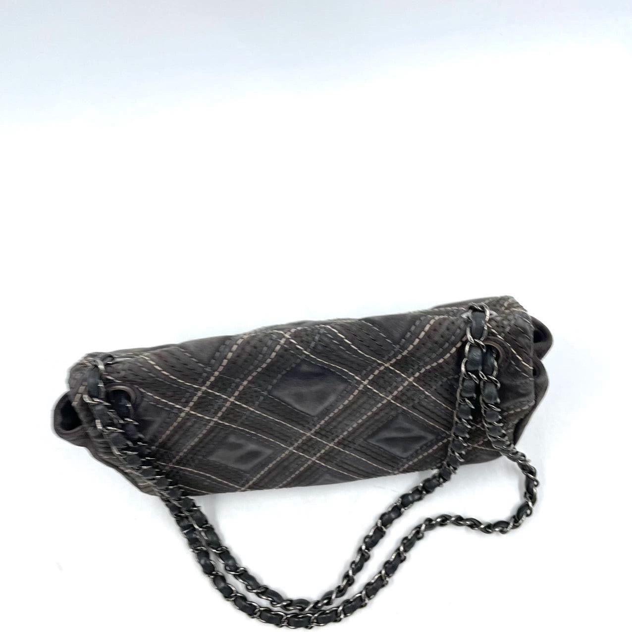 Chanel Paris-Edinburgh Saltire 2013 Seude Stitch Single Flap Medium in Grigio In condizioni buone in vendita a AUBERVILLIERS, FR