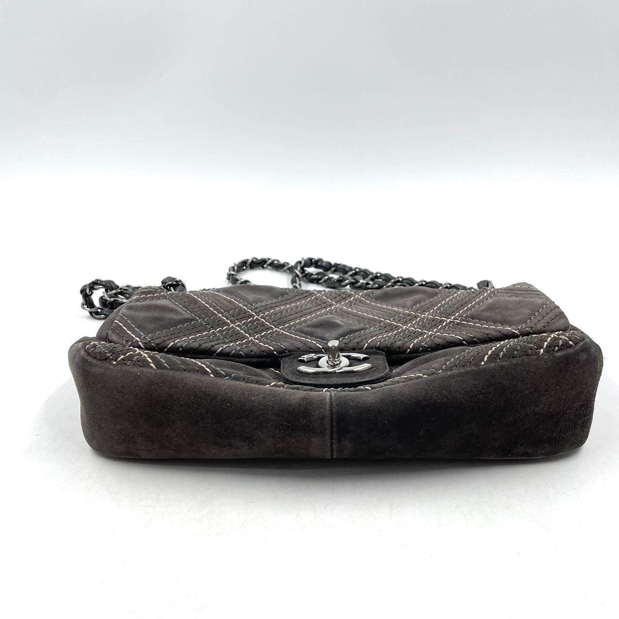 Donna Chanel Paris-Edinburgh Saltire 2013 Seude Stitch Single Flap Medium in Grigio in vendita