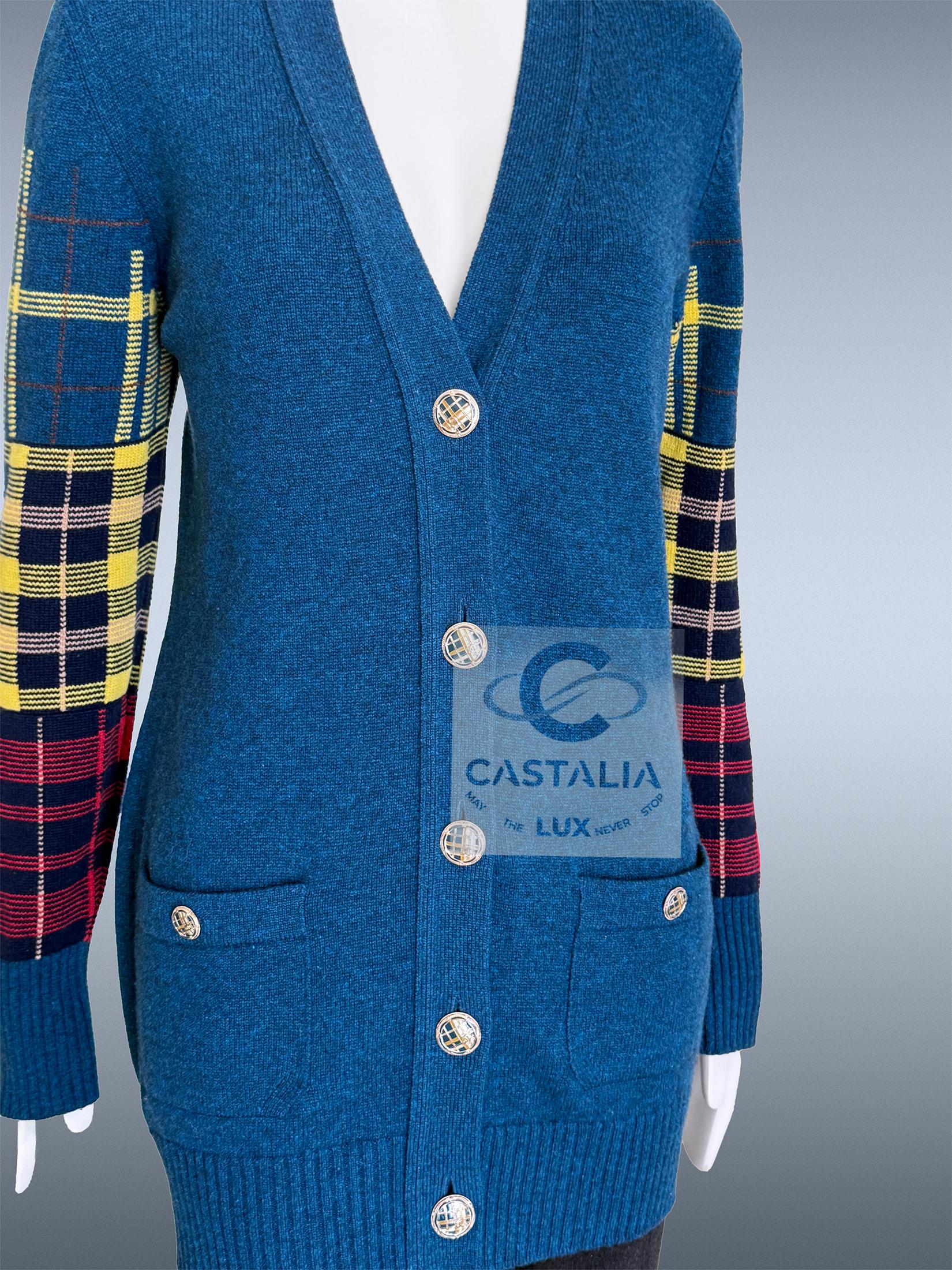 Chanel París / Edimburgo Cárdigan de tartán zafiro 38 FR en venta 8