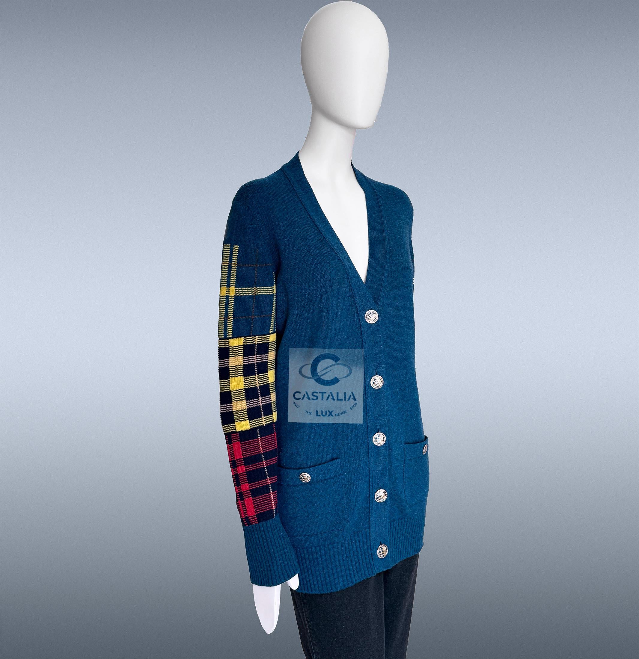 Chanel París / Edimburgo Cárdigan de tartán zafiro 38 FR en venta 9