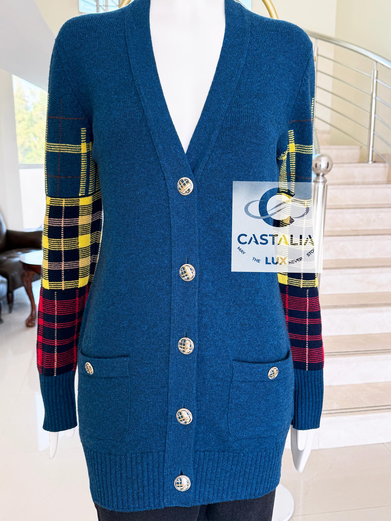 Chanel Paris / Edinburgh Sapphire Tartan Cardigan 38 FR en vente 9