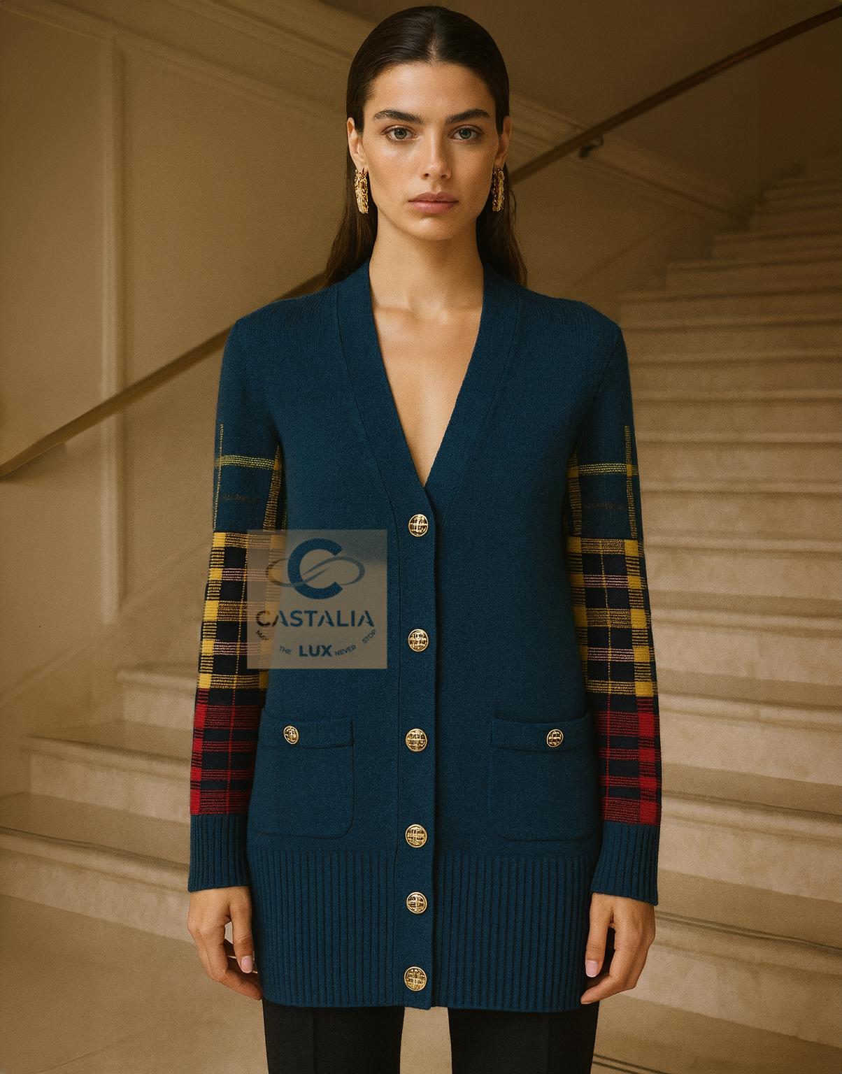 CHANEL - Cárdigan de cachemira zafiro coleccionable con mangas de tartán 
- Una reliquia luminosa de París-Édimbourg Métiers d'Art 2013 - Por Karl Lagerfeld

 Se trata de una pieza única para los verdaderos amantes de la mitología Chanel: un
