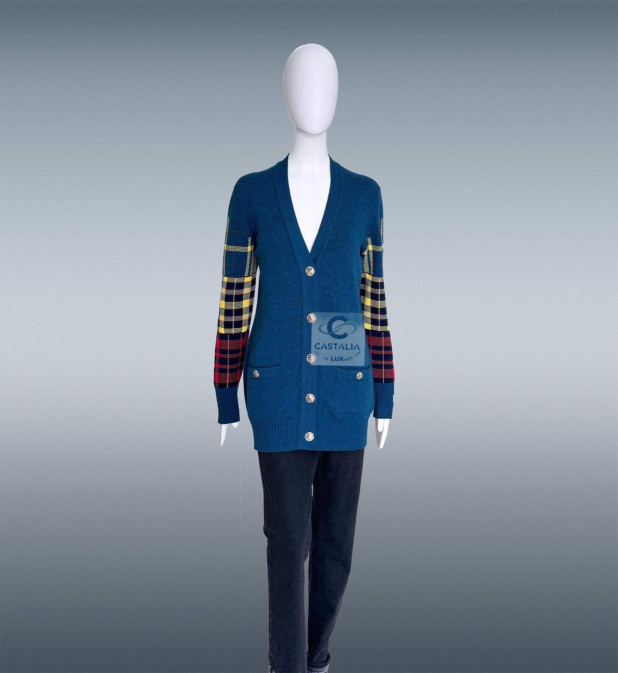 Chanel París / Edimburgo Cárdigan de tartán zafiro 38 FR en venta 1