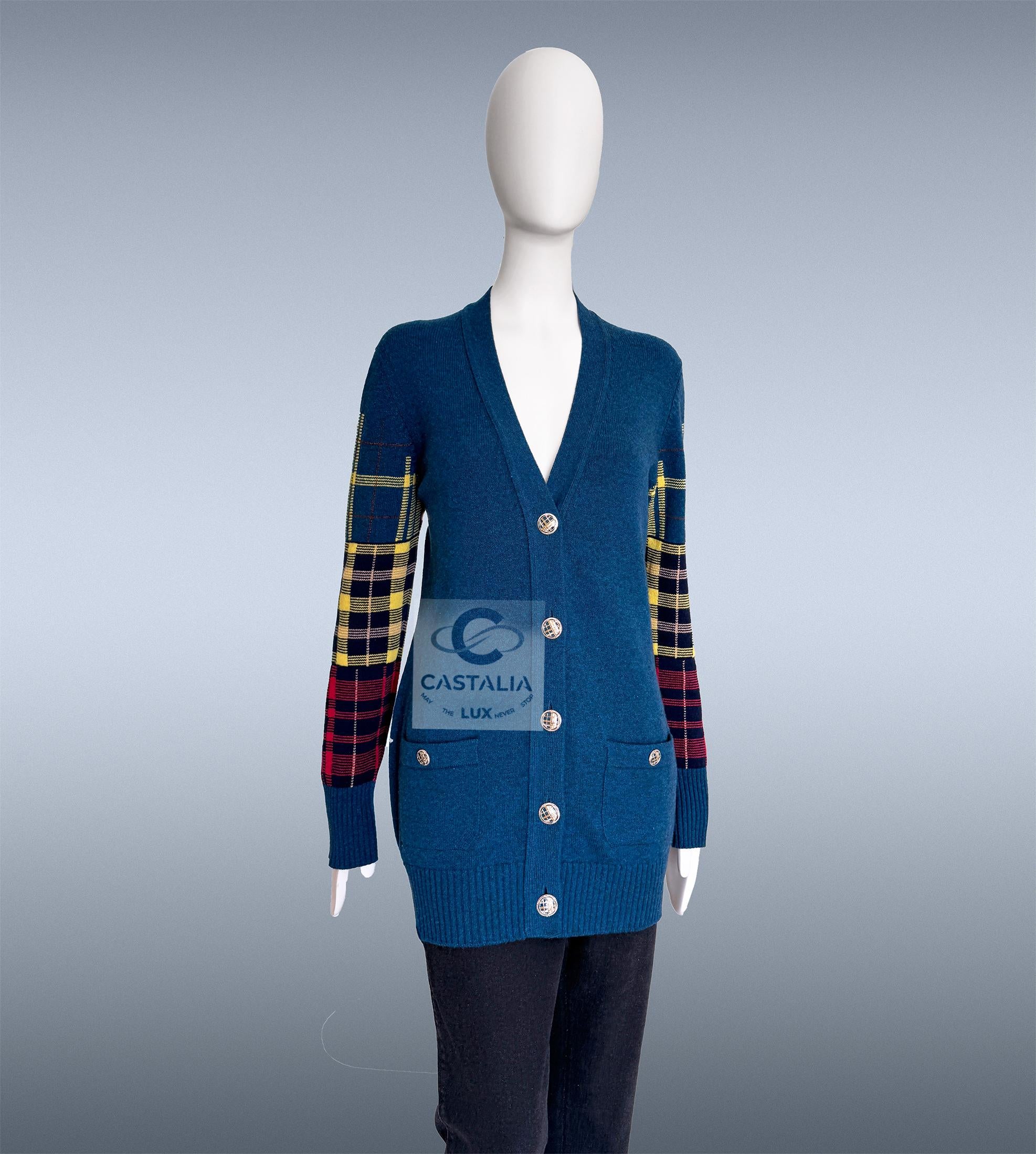 Chanel París / Edimburgo Cárdigan de tartán zafiro 38 FR en venta 2