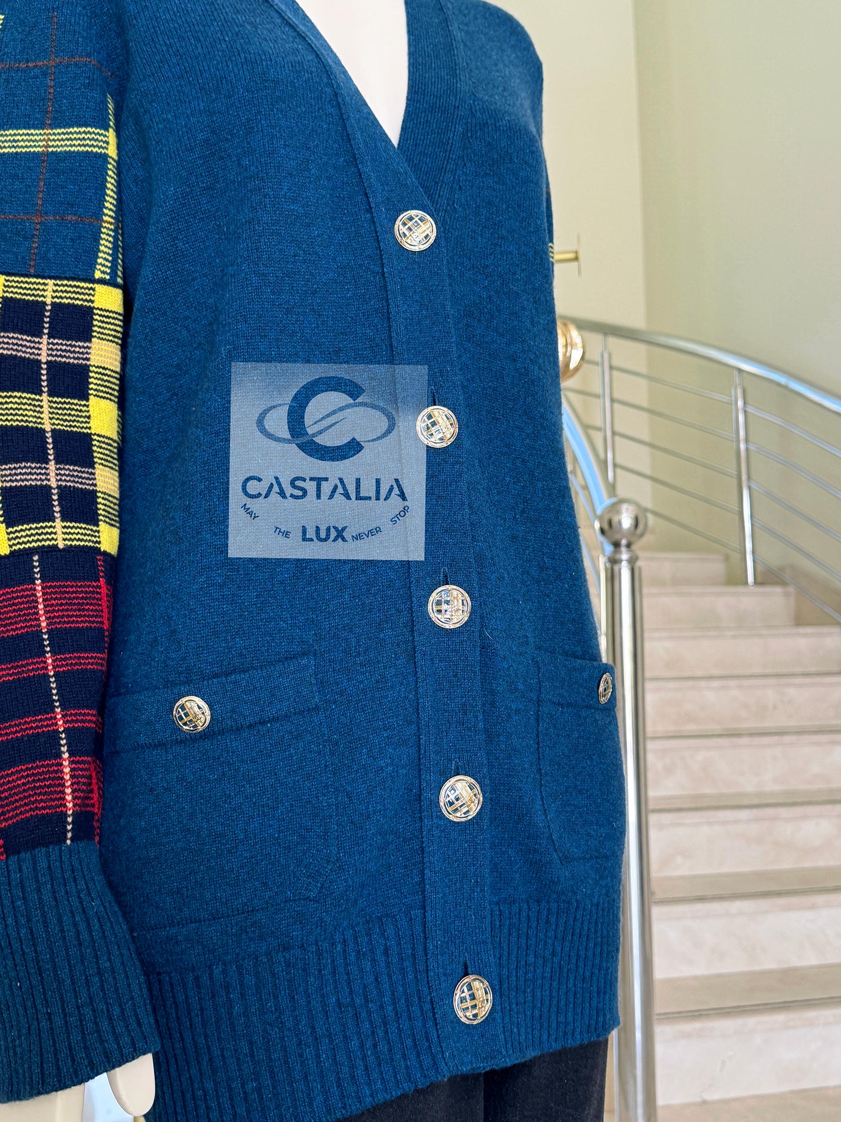 Chanel Paris / Edinburgh Sapphire Tartan Cardigan 38 FR en vente 2