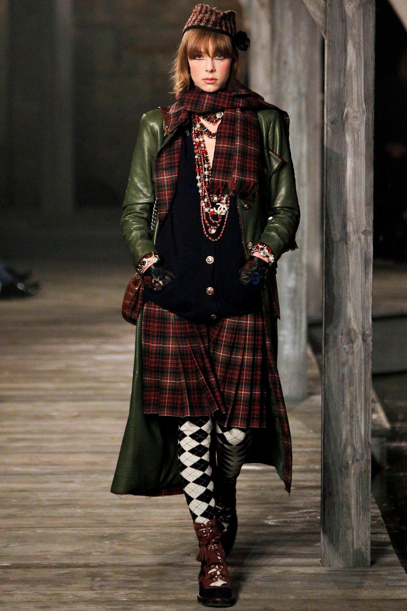 Fabulous Chanel navy and black tartan wrap tweed skirt from Paris / EDINBURGH Collection, 2013 Pre-Fall 
Size mark 36 FR. Kept unworn.
- CC logo lionhead buttons
- tonal silk lining 