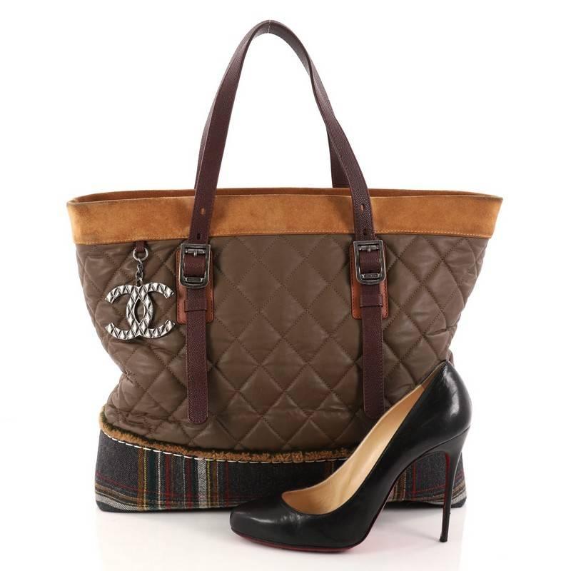 This authentic Chanel Paris-Edinburgh Tote Quilted Mixed Leather with Flannel Medium presented in the brand's pre-fall 2012 Paris-Edinburgh Metiers d'Art Collection showcases a medieval-inspired aesthetic with Scottish flair. Constructed from