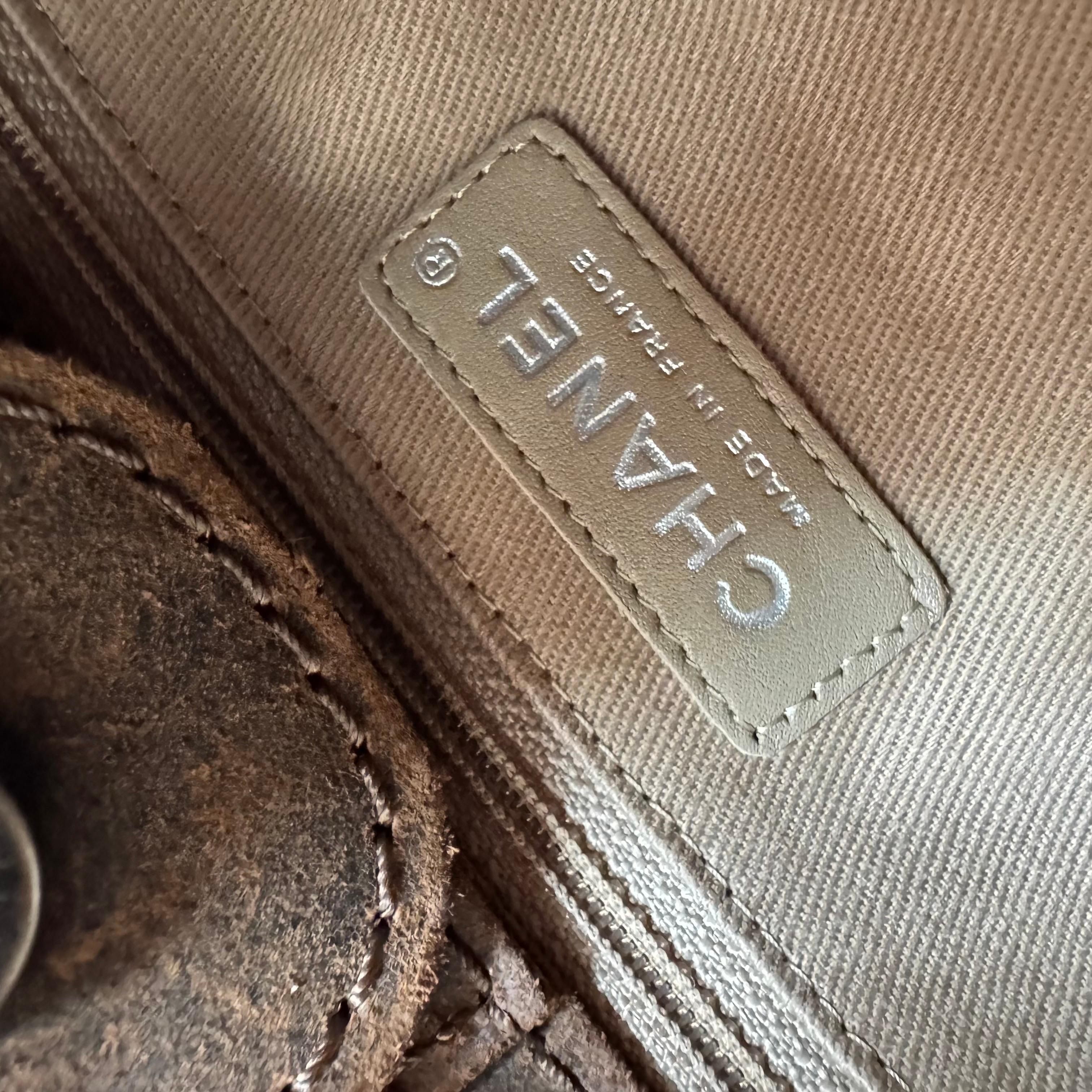Chanel París-Edingburgh Highlander Messenger Bag Piel de ante acolchada envejecida en venta 14