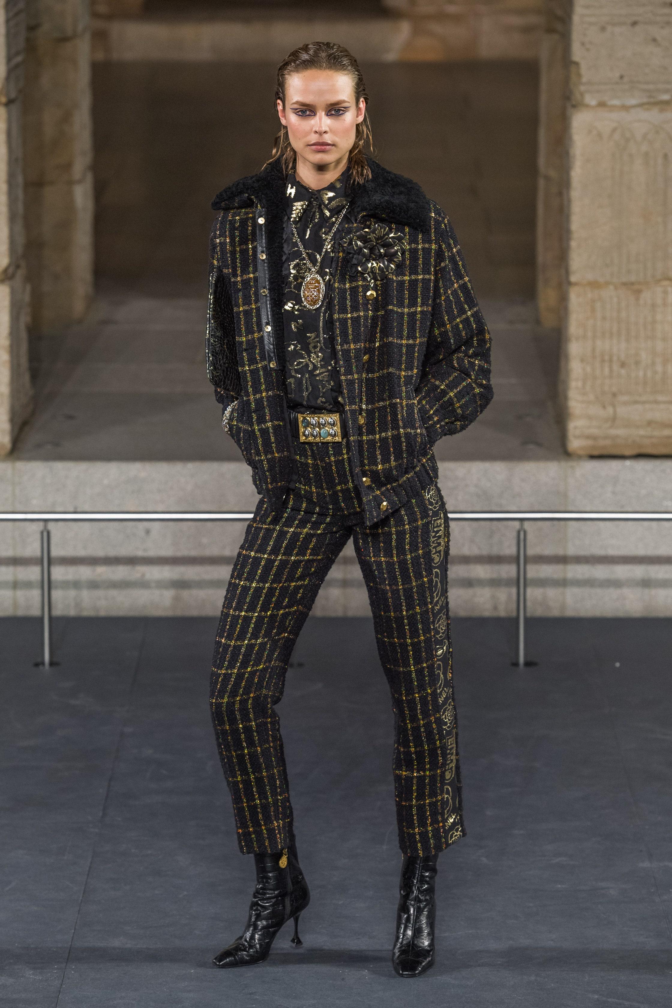Chanel black tweed jacket with camel sherpa lining ~ from Runway of Paris / Ancient EGYPT Collection by Karl Lagerfeld
- double row CC logo hexagonal buttons
- luxurious sherpa lining - made of camel hair
- precious Lesage tweed in black and bronze