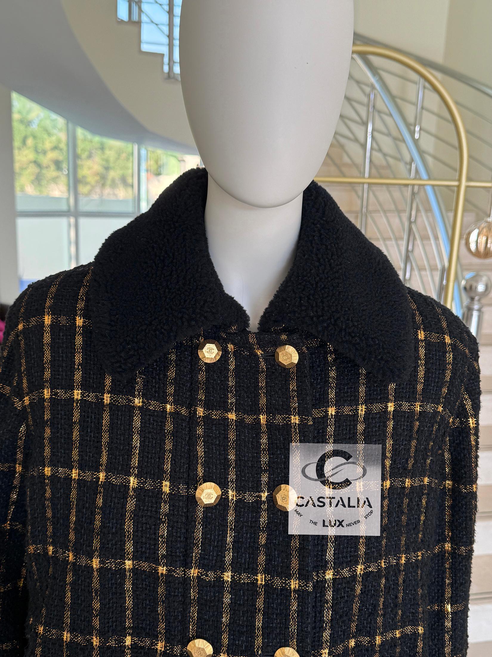 Chanel Paris / Egypt Runway Black Tweed & Sherpa Jacket 36 FR 1