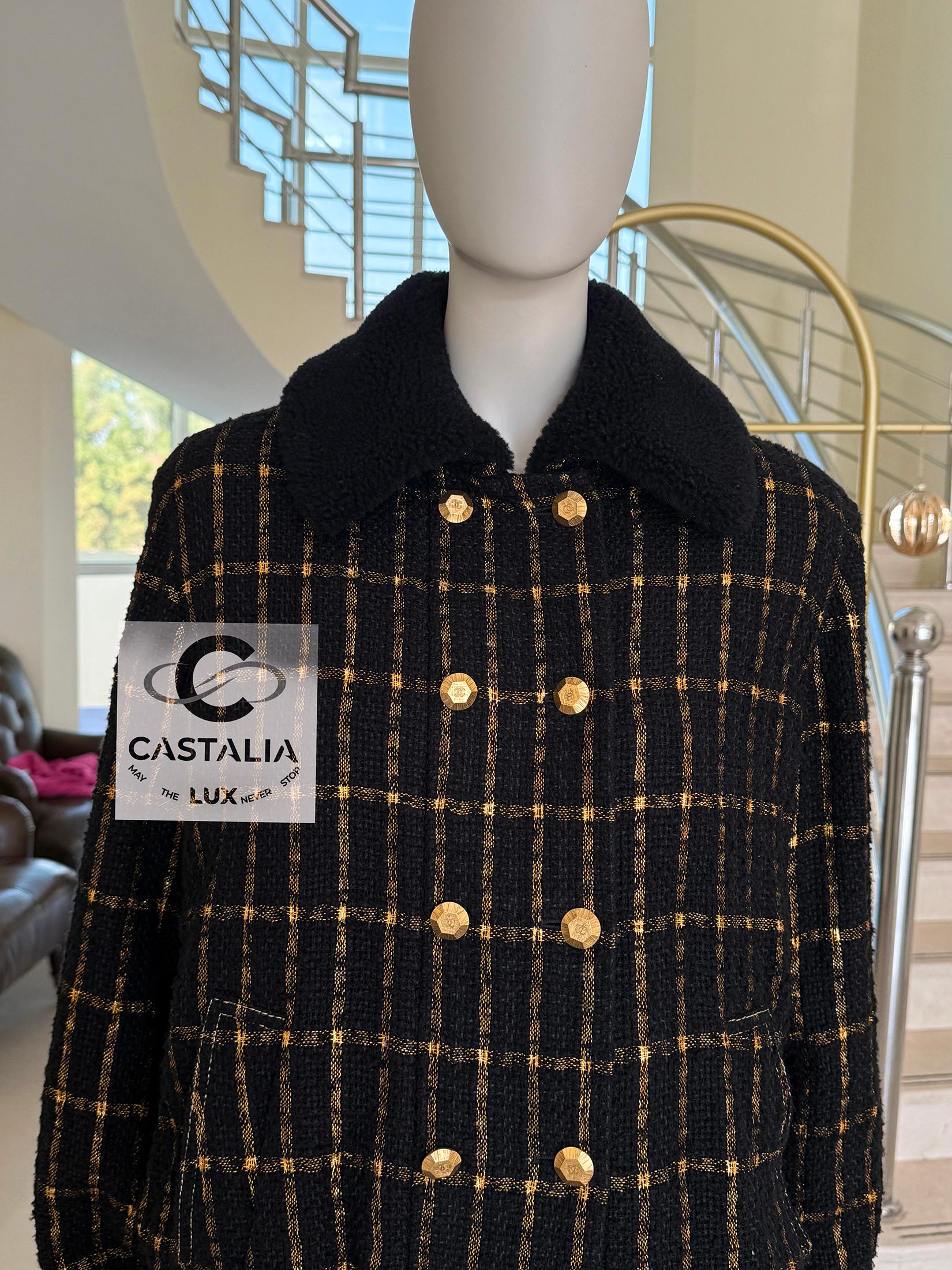 Chanel Paris / Egypt Runway Black Tweed & Sherpa Jacket 36 FR 5