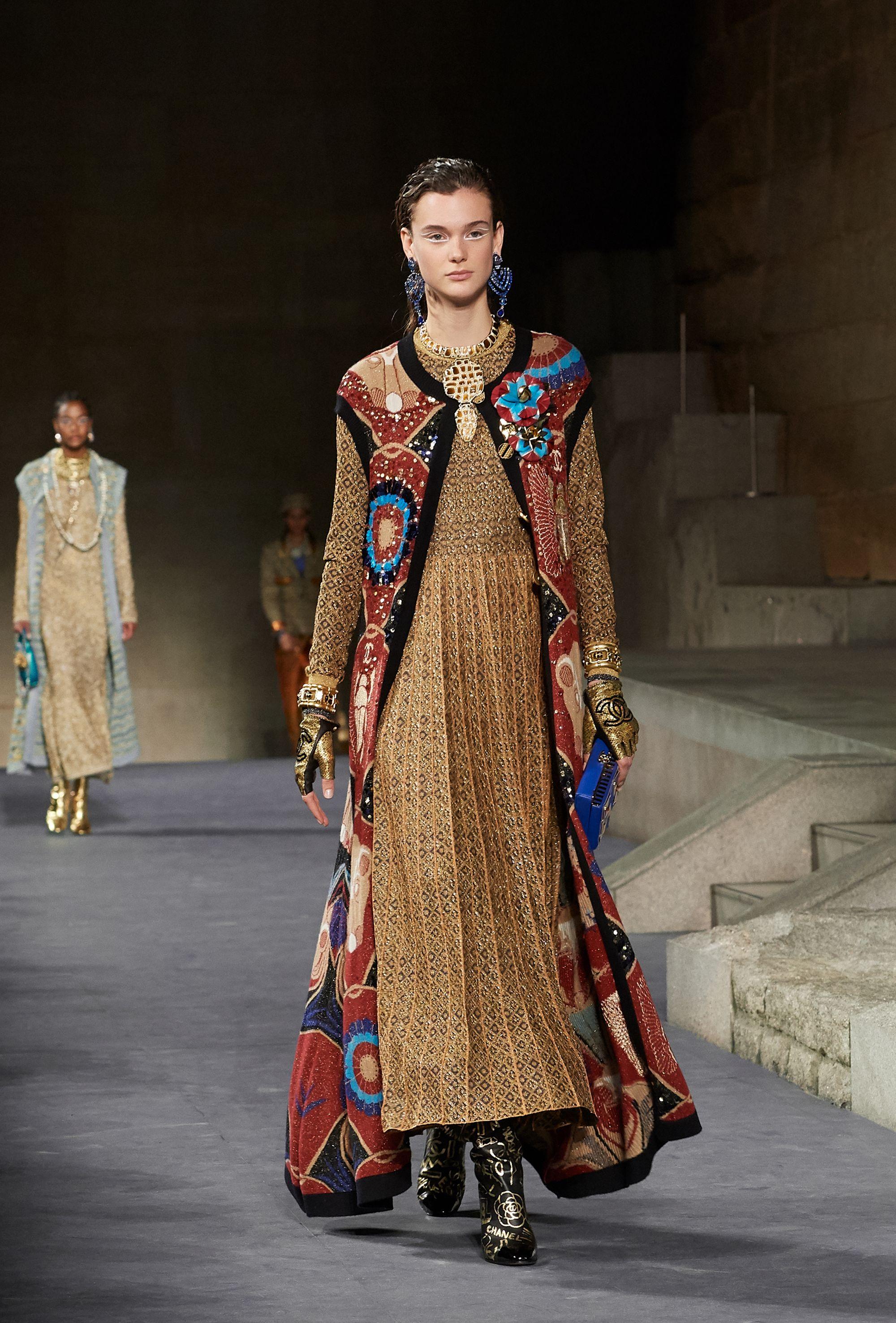 CHANEL Vibrierendes Mosaik-Strickkleid mit CC Skarabäus-Knöpfen 
- Paris / ÄGYPT Métiers d'Art 2019 Collection'S von Karl Lagerfeld

 Ein Relikt von Lagerfelds visionärer Synthese - wo Pariser Modernismus auf ägyptische Mystik trifft

//