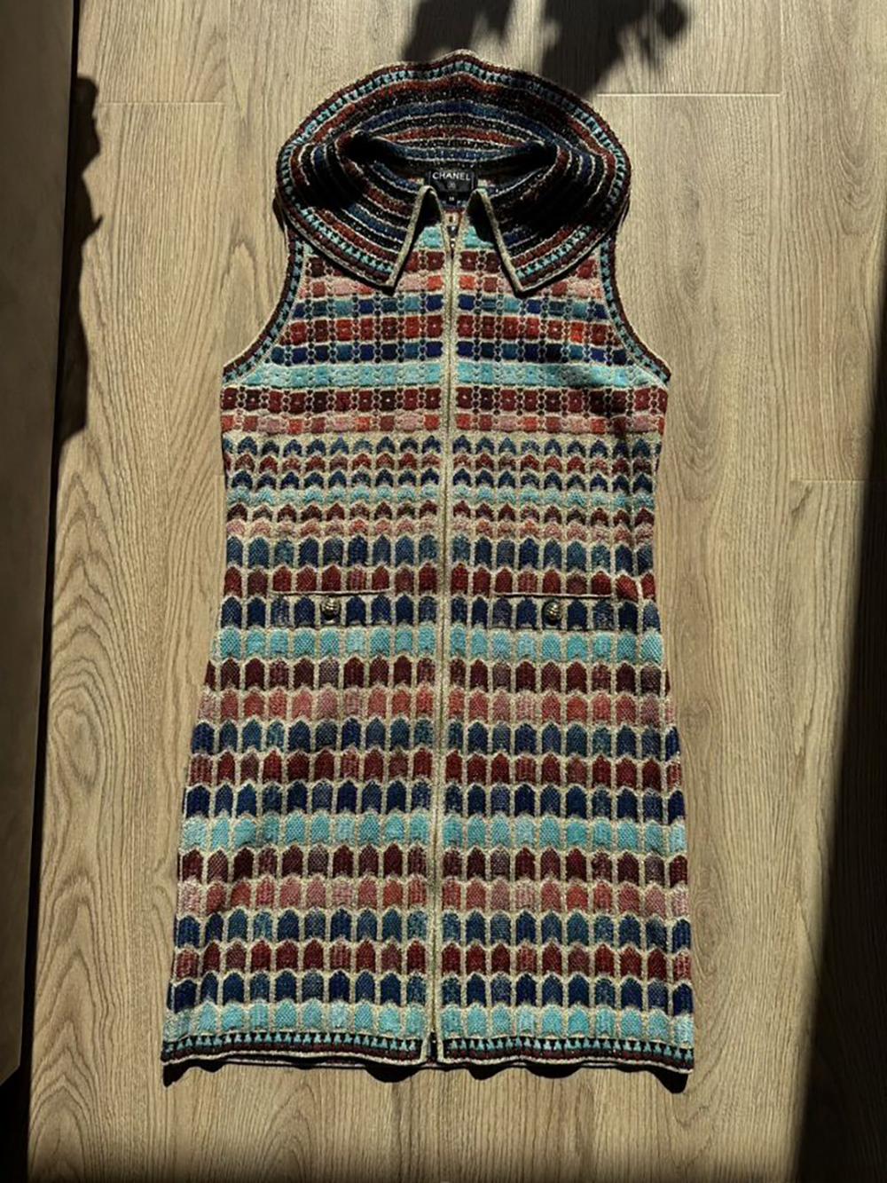 CHANEL Paris / Ägypten Lebendiges Kleid mit CC Skarabäus-Knöpfen 38 FR (Schwarz) im Angebot