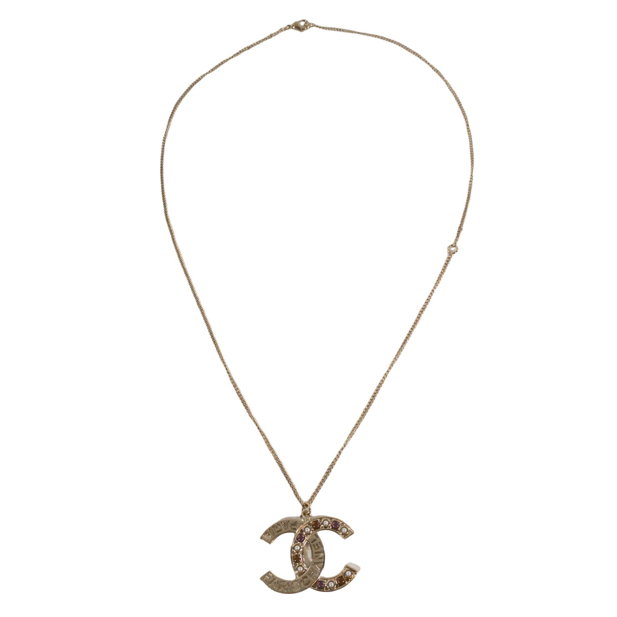 Chanel Paris Gold CC Halskette mit Steinen

Dies ist eine authentische Chanel-Halskette mit ausgeschnittenem Schriftzug, Perlen und Steinen. Goldfarbenes Metall.

Zusätzliche Informationen:
Kettenlänge 11,5