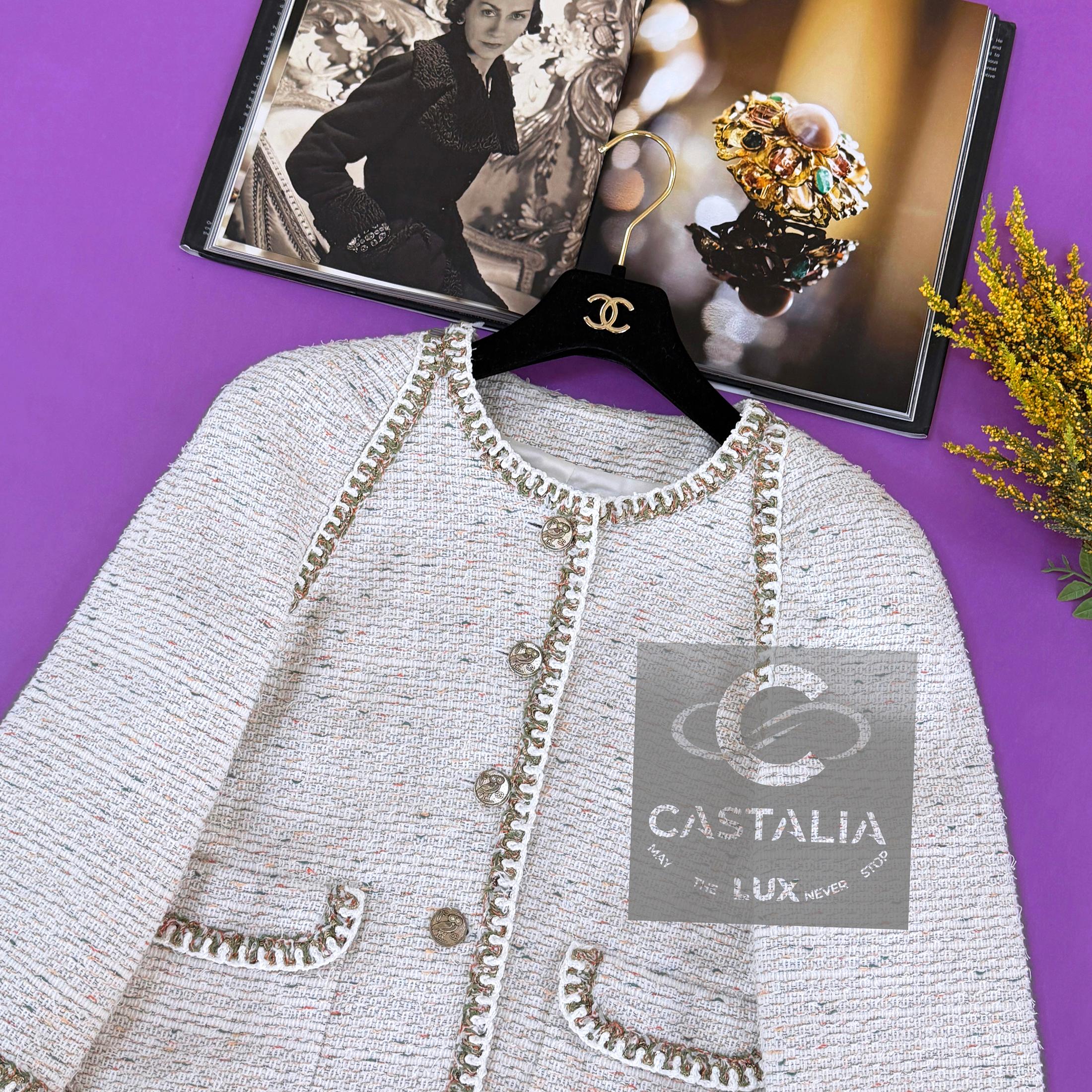 Chanel Paris / Greece CC Giacca in tweed ecru con bottoni a forma di gufo 42 FR in vendita 5