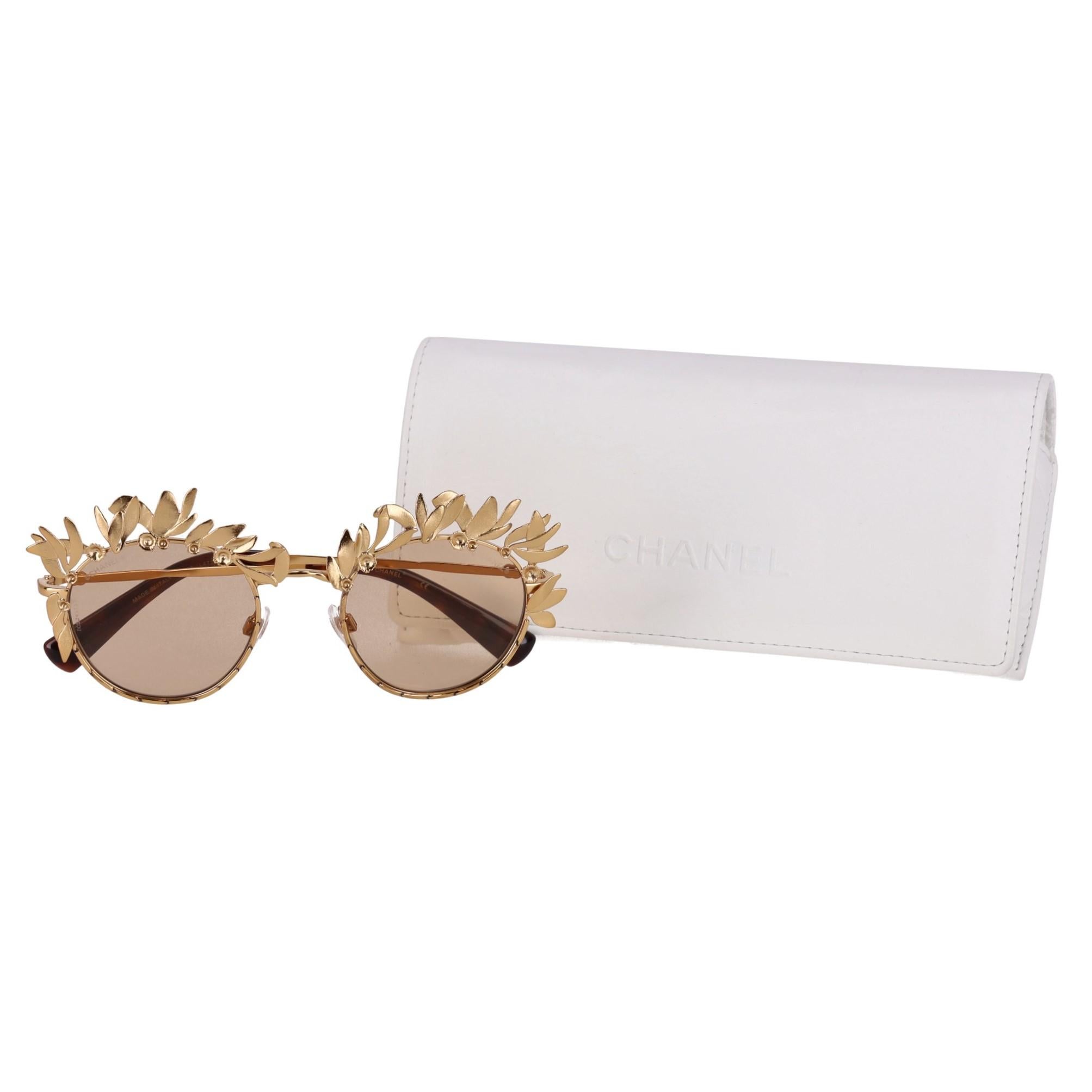Artículo raro - Chanel París Colección Grecia Gafas de sol con corona de laurel

De la Colección Resort 2018 Antigua Grecia son estas gafas de sol redondas.

Detalladas con monturas doradas adornadas con hojas de laurel griego y logotipos 