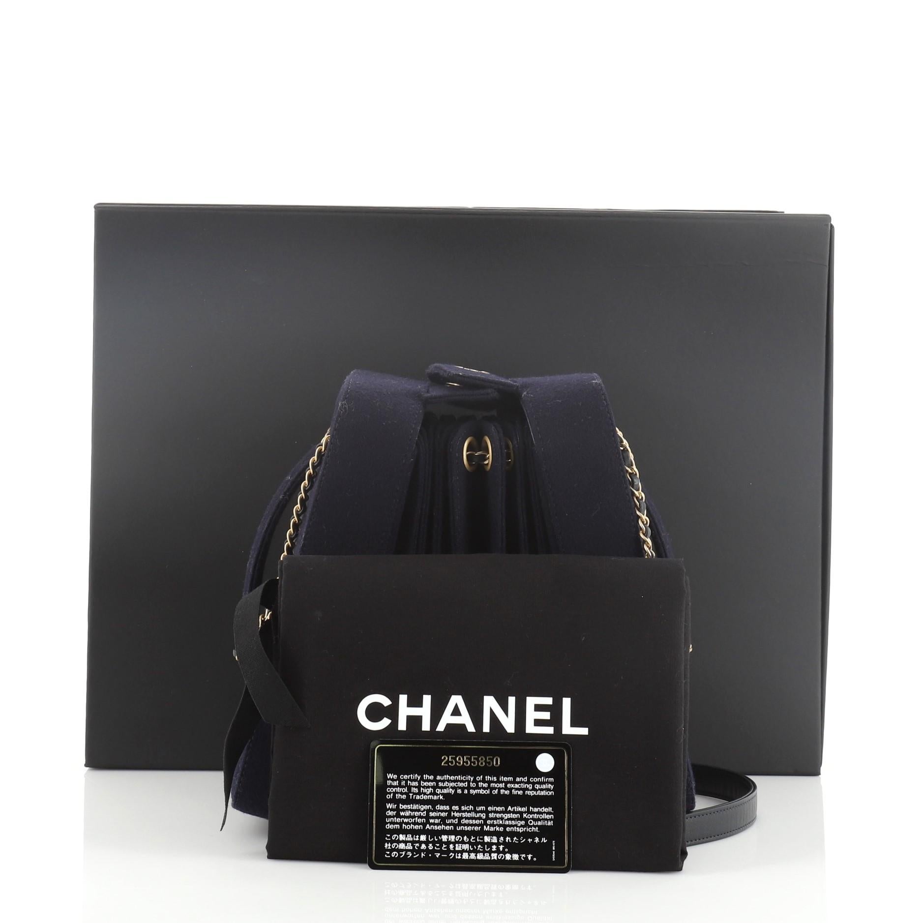 This Chanel Paris-Hamburg Accordion Bag Quilted Wool, crafted in blue quilted wool, features woven in leather chain link strap, accordion sides and gold-tone hardware. It opens to a blue leather interior with side zip and slip pockets. Hologram
