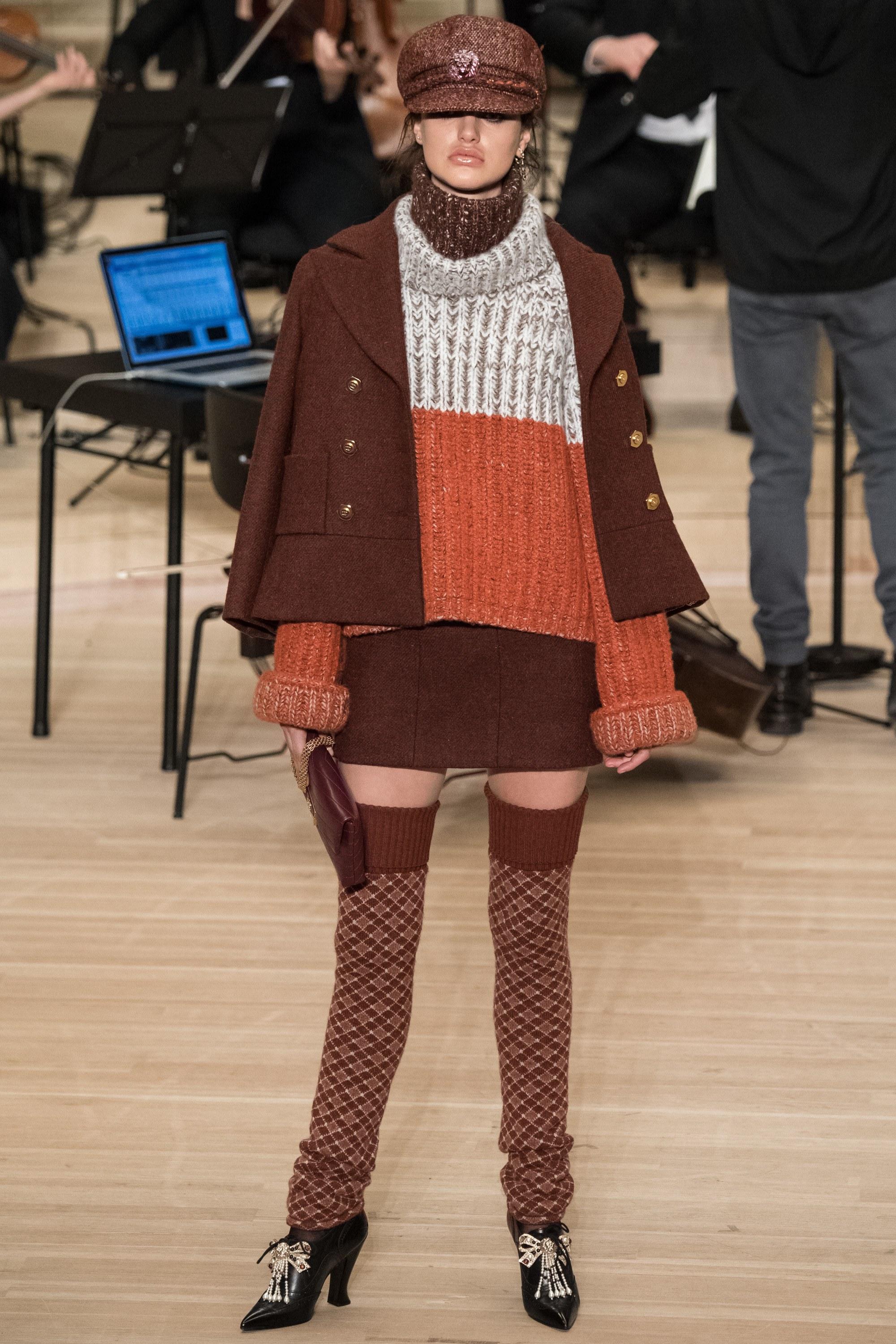 Chanel cashmere jumper from Ad Campaign of Paris / HAMBURG Collection Runway 
- CC logo charm
- divine combination of beige and coral colours
Size mark 34 FR / Condition is pristine