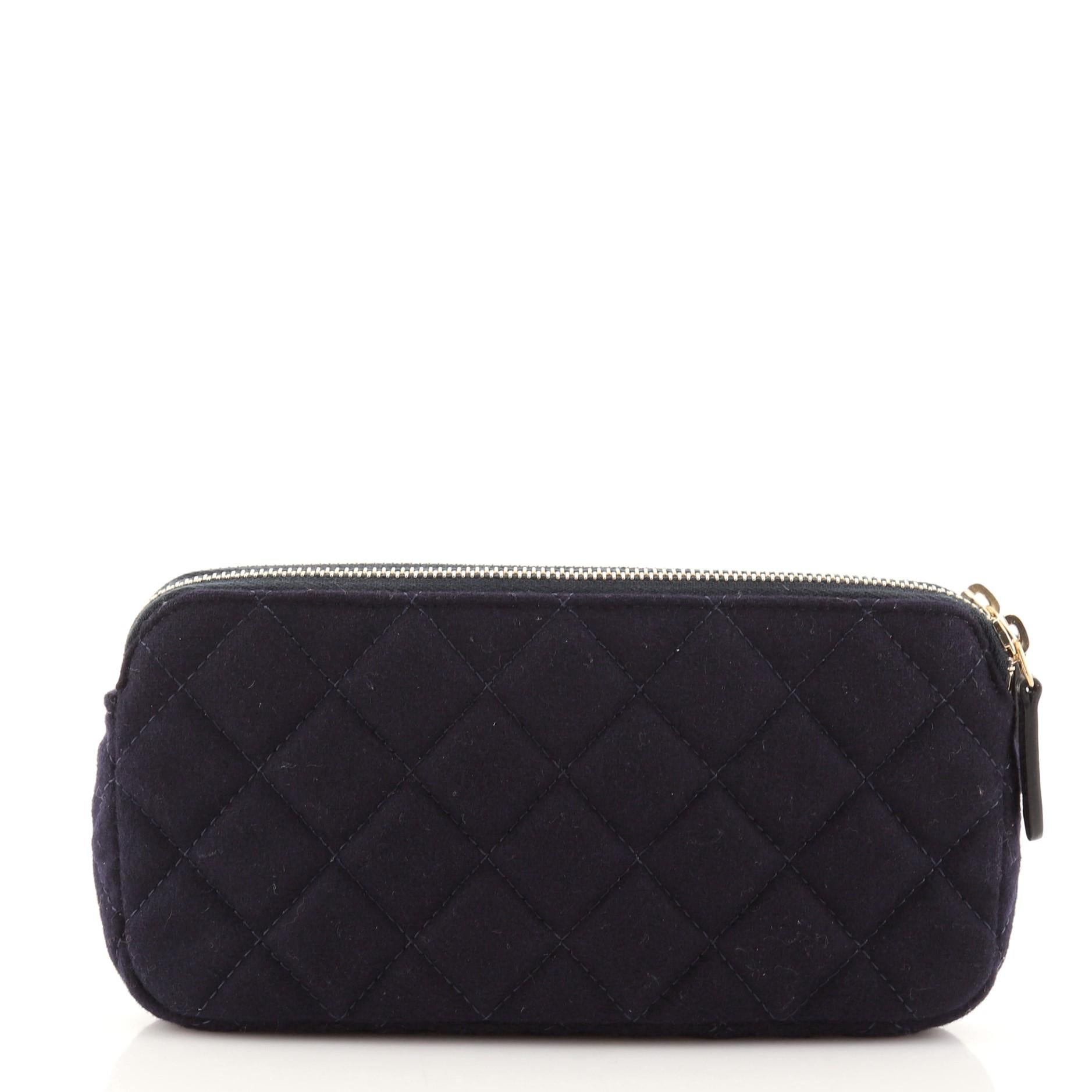 Chanel Paris-Hamburg Clutch mit doppeltem Reißverschluss und gesteppter Wolle mit Kette im Zustand „Gut“ in NY, NY