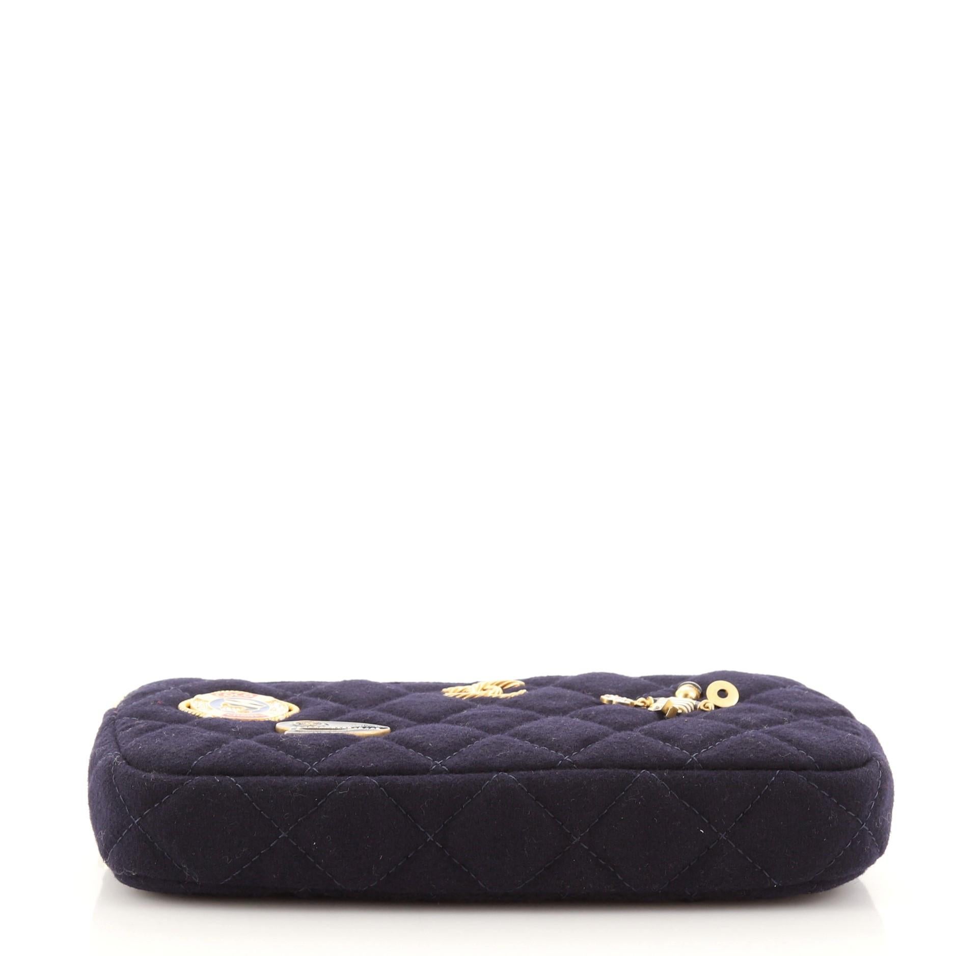 Chanel Paris-Hamburg Clutch mit doppeltem Reißverschluss und gesteppter Wolle mit Kette für Damen oder Herren