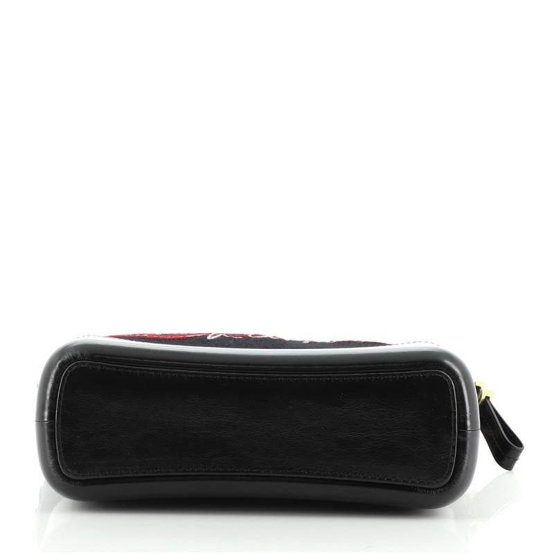 Chanel Paris-Hamburg Gabrielle Hobo Bestickte Wolle und Kalbsleder Medium im Zustand „Gut“ in NY, NY