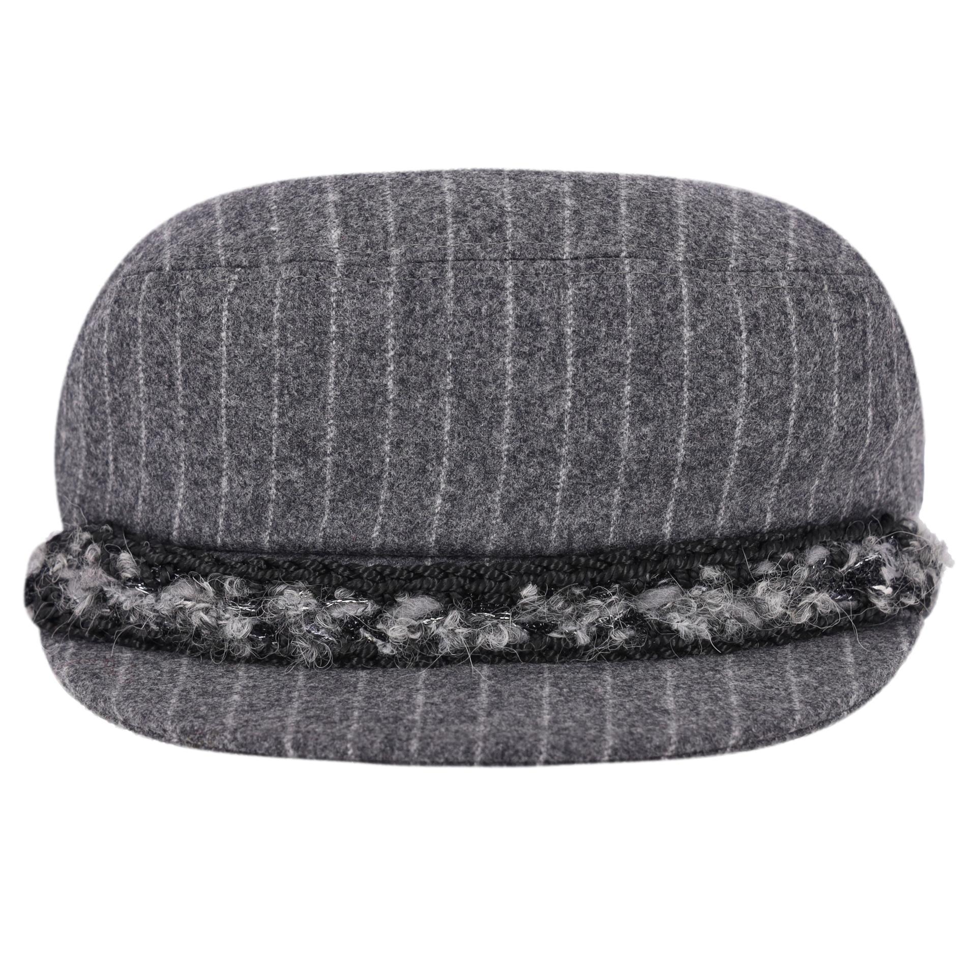 Chanel Paris-Hamburg Metiers d'Art Cappello da marinaio in lana 

Dalla collezione 2018 di Paris-Hamburg Metiers d'Art, questo cappello in lana grigia con motivo gessato e fascia in tweed testurizzato sopra la visiera.

Prezzo di listino circa 1,100