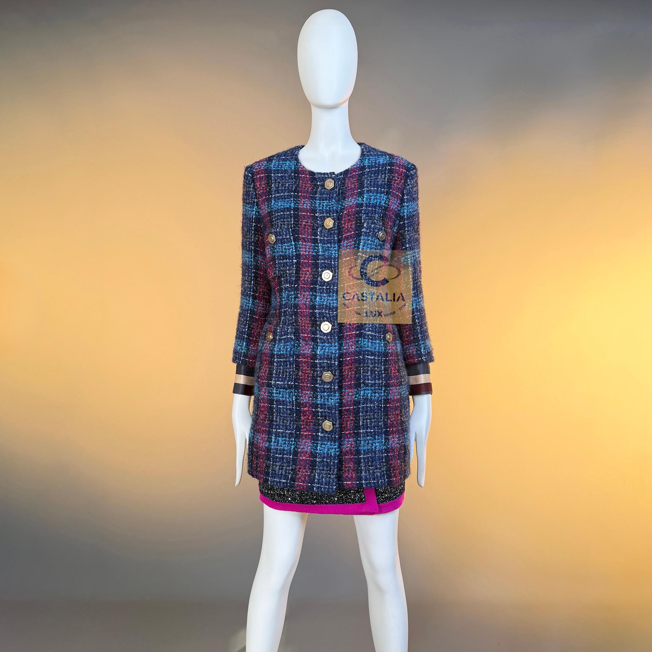 Violet CHANEL Paris / Hamburg Runway Tweed Jacket 42 FR en vente