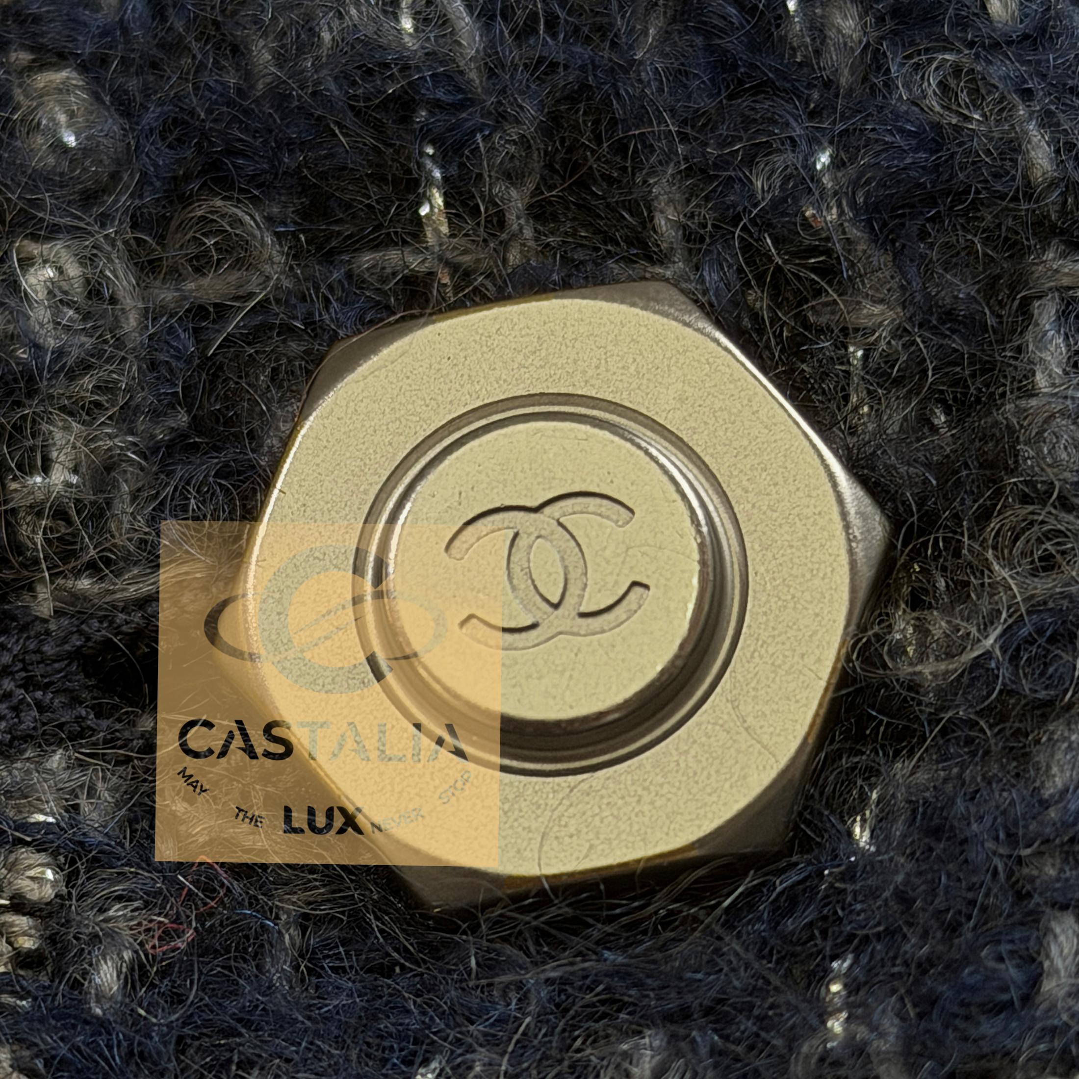 CHANEL Paris / Hamburg Runway Tweed Jacket 42 FR en vente 2