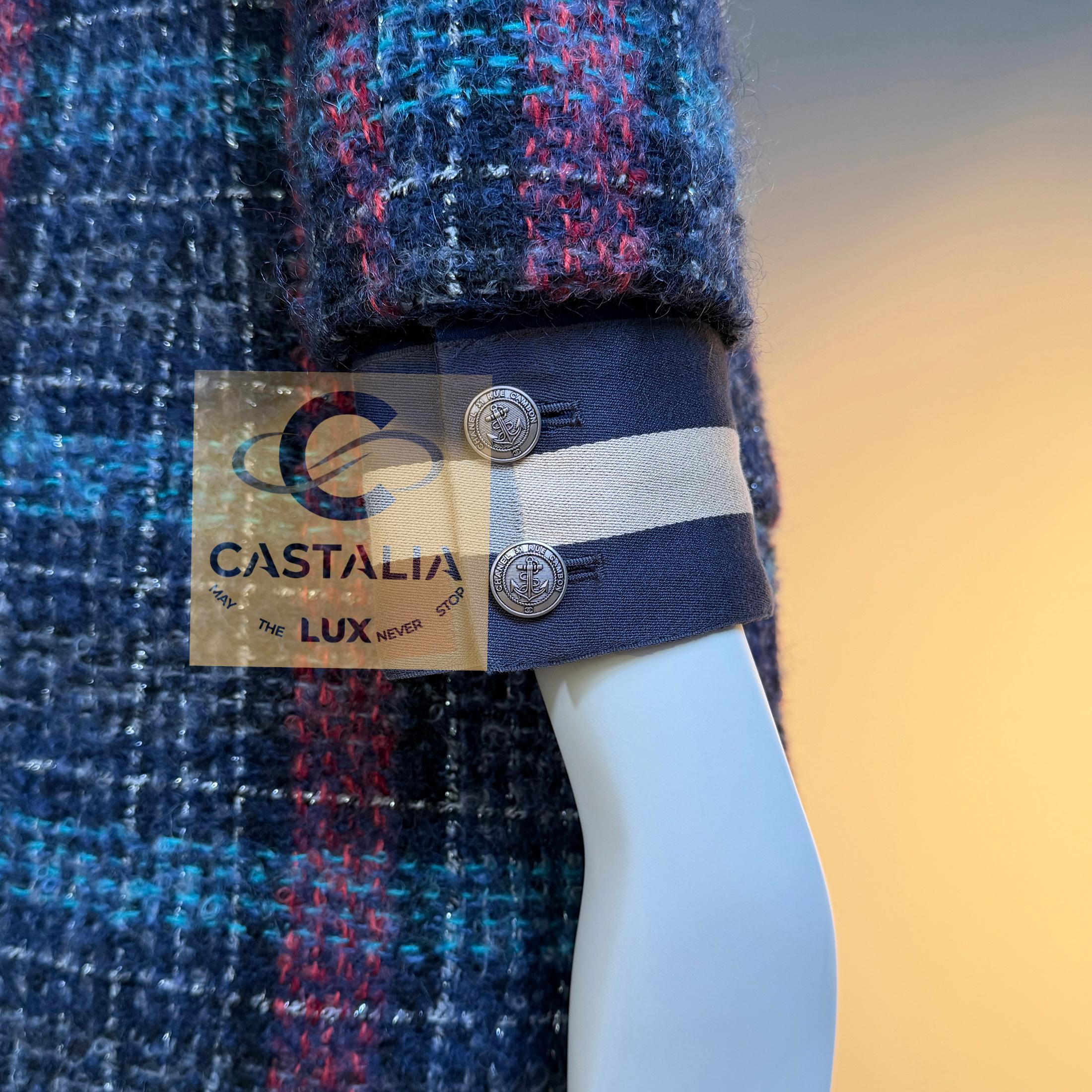 CHANEL Paris / Hamburg Runway Tweed Jacket 42 FR en vente 4