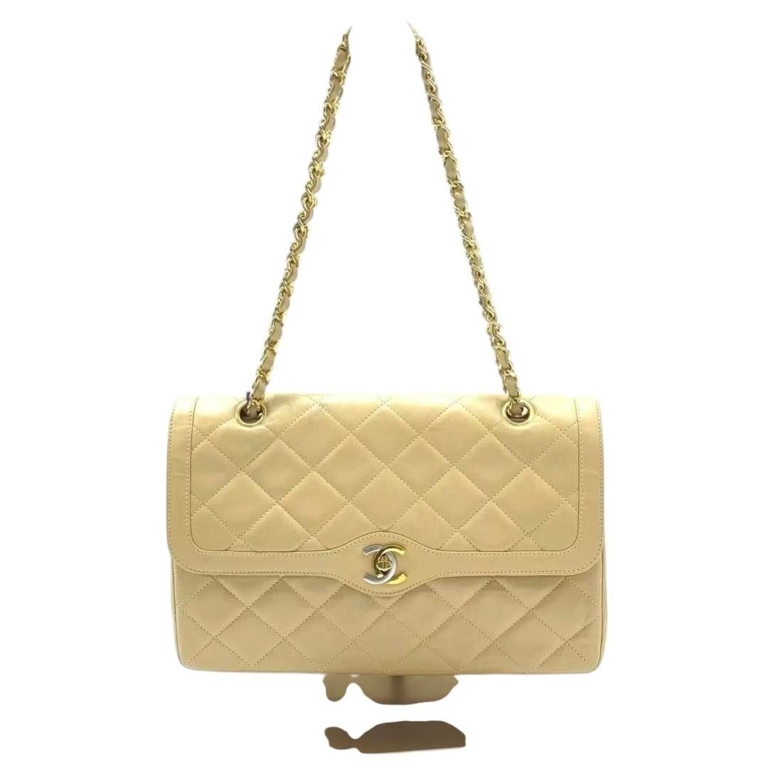 Chanel Paris Limited: pelle di agnello beige con dettagli bicolore