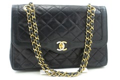 CHANEL Paris Limited Chain Umhängetasche mit Kette in Schwarz, gesteppt mit einer Klappe
