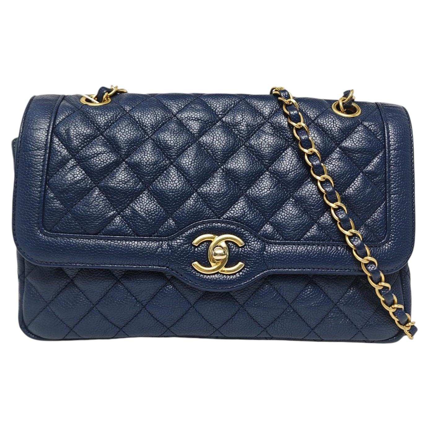 Chanel Paris Limited, sac moyen en cuir Caviar bleu marine, finitions dorées, collection 2015-2016