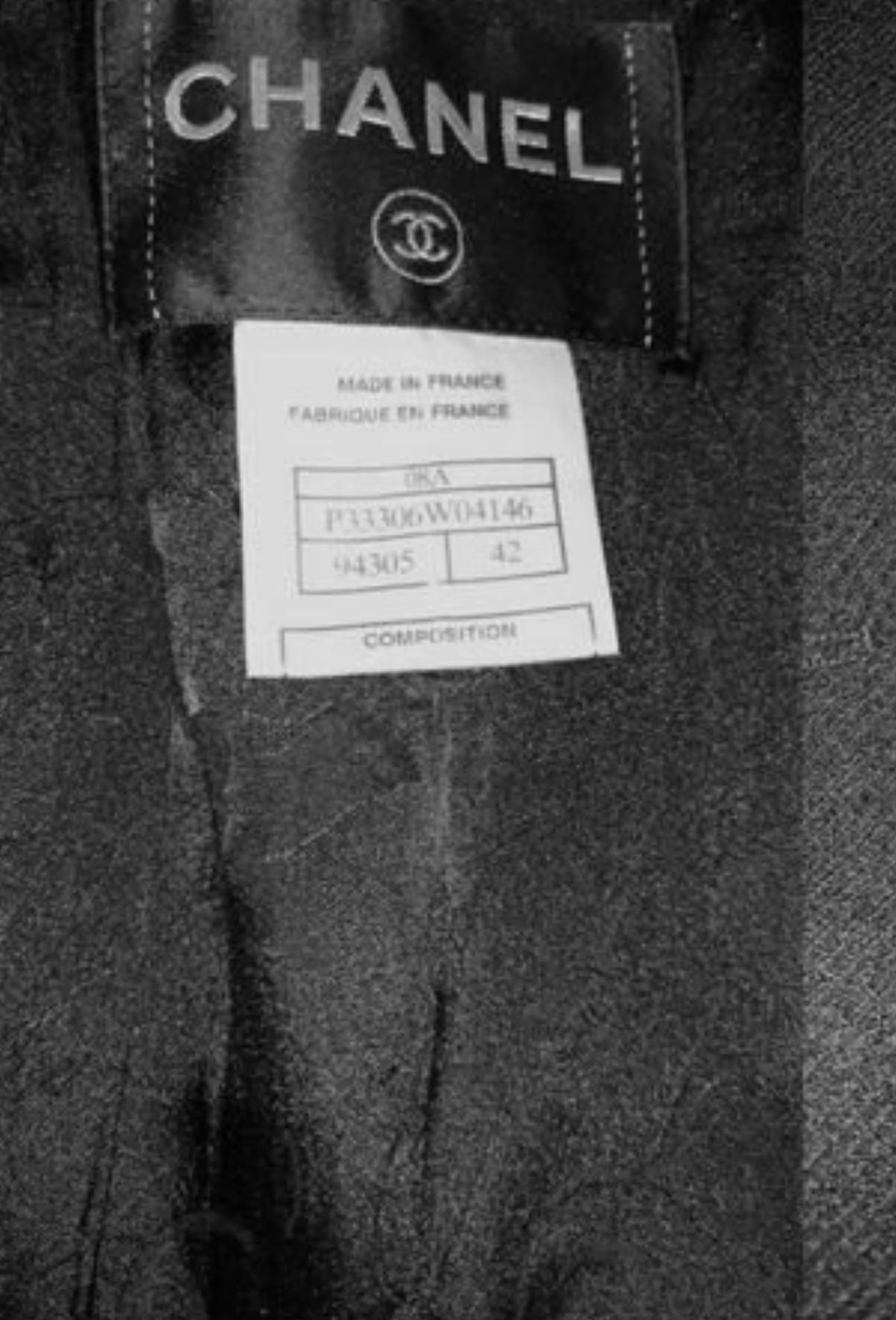 Chanel Paris / London Giacca in tweed nero con fiocco 42 FR in vendita 8